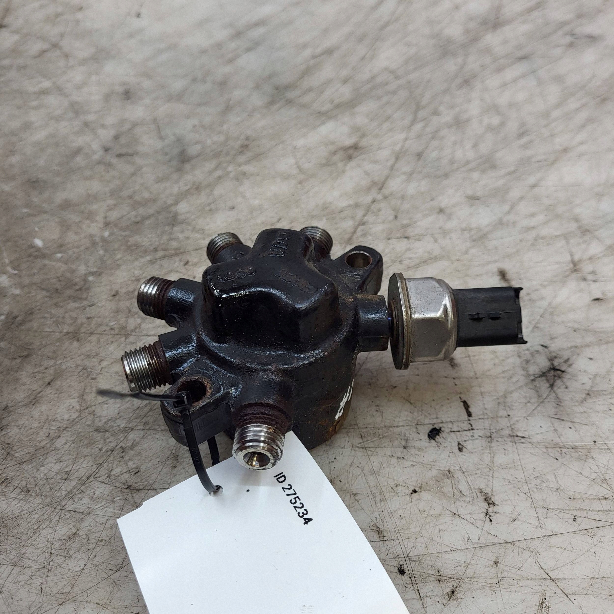 Polttoainejakaja OEM 8200584034 Renault 1.5 DCI