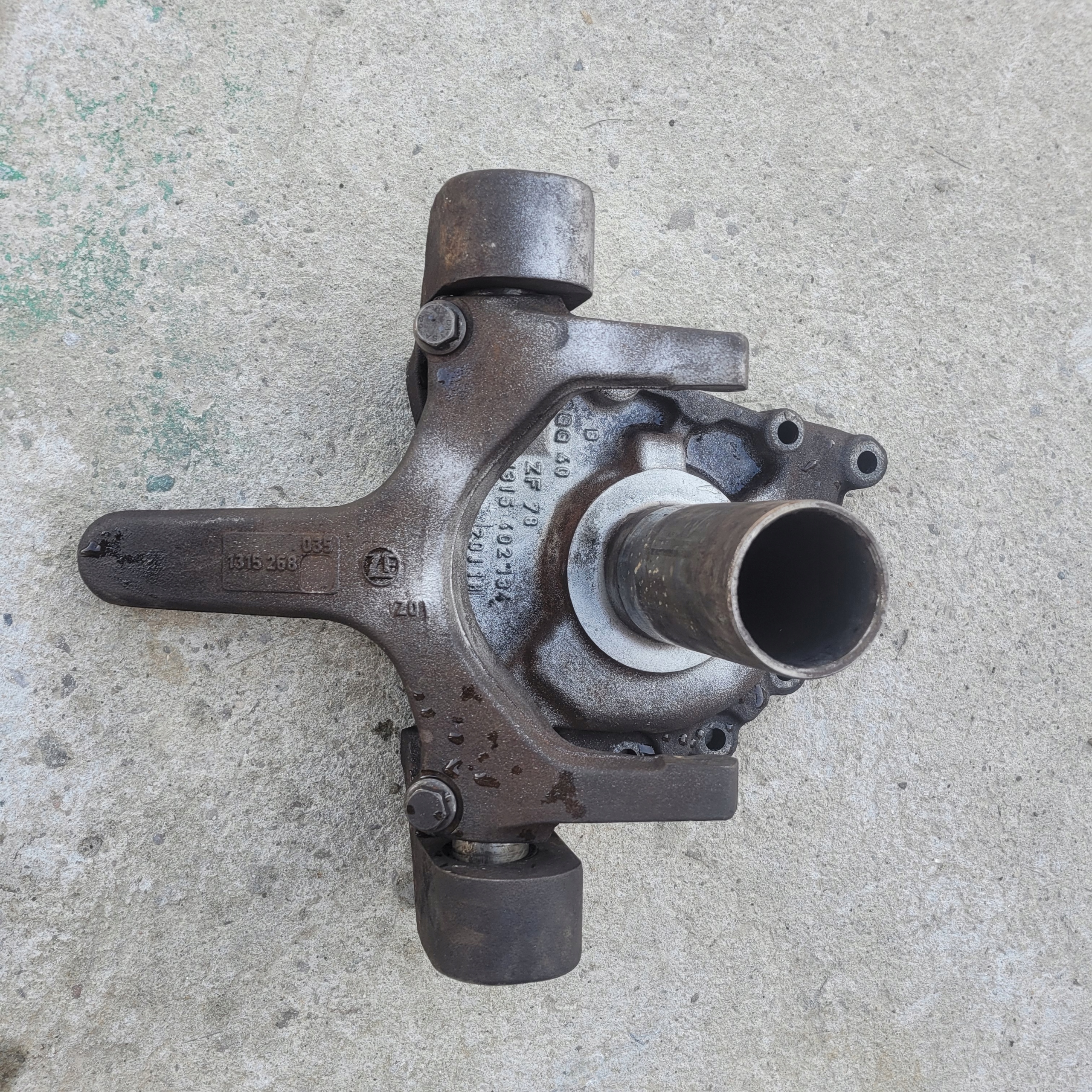 Cubierta eje caja ZF OEM 1315402134 - Usado image 2