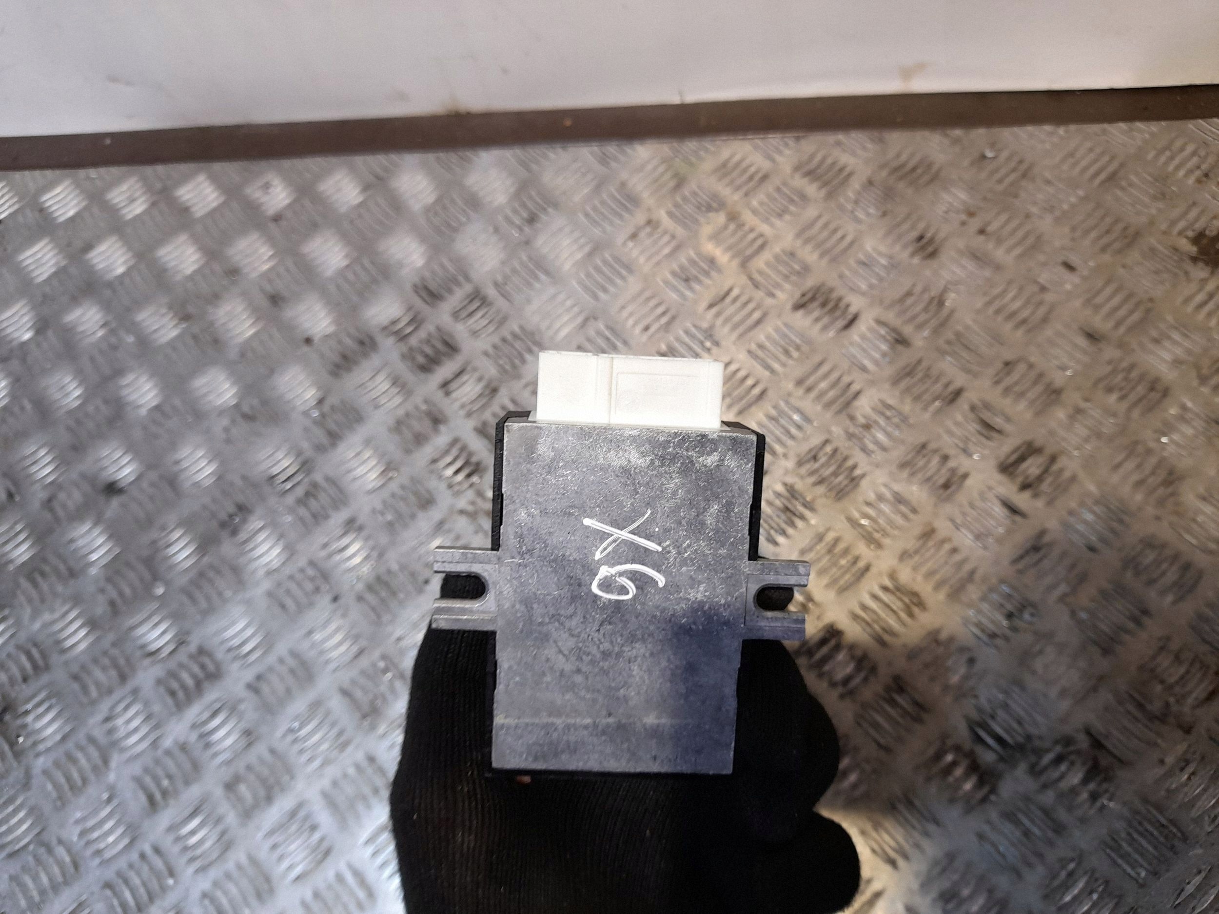 BMW X6 E71 ruiskutusohjain OEM 16147229174 image 4