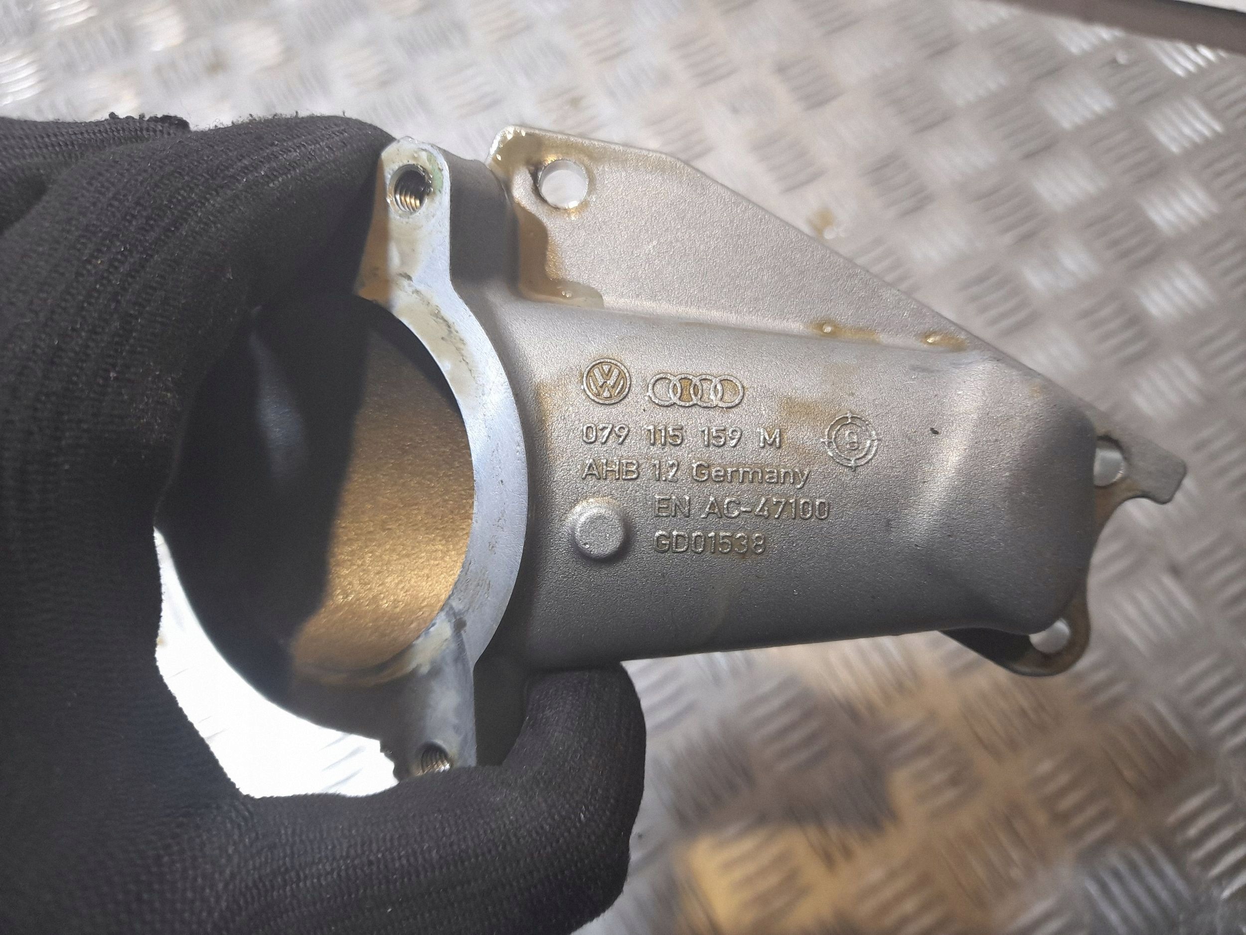 Audi A8 S8 D4 Öljytäyttöputki OEM 079115159M