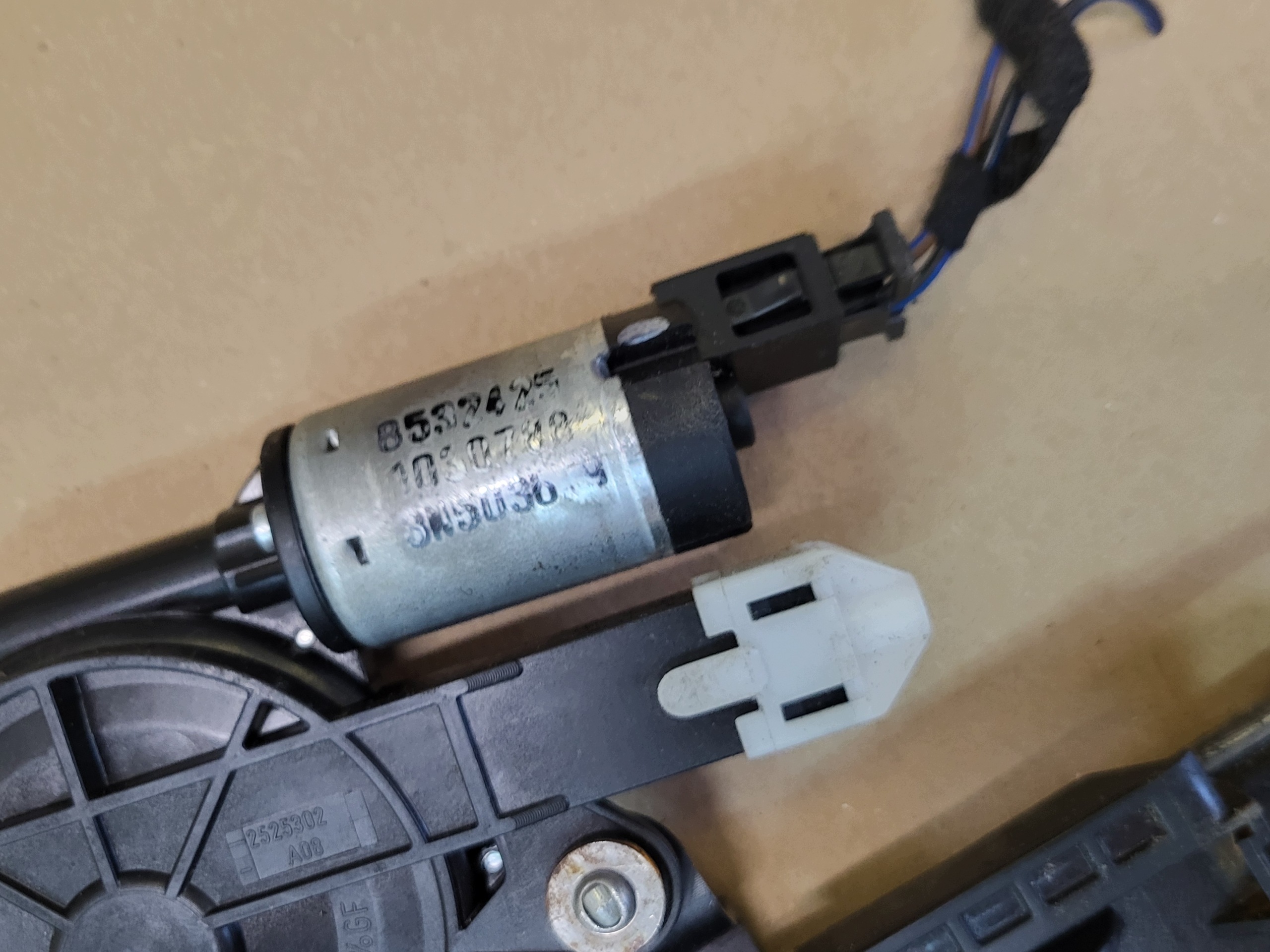 Audi A7 Sportback Vordersitz links Motor OEM 5N0881880G image 9