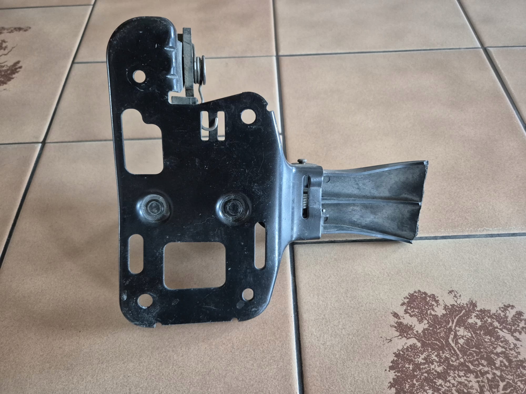 Fecho do capô Audi Q5 8R OEM 8R0823480A image 2