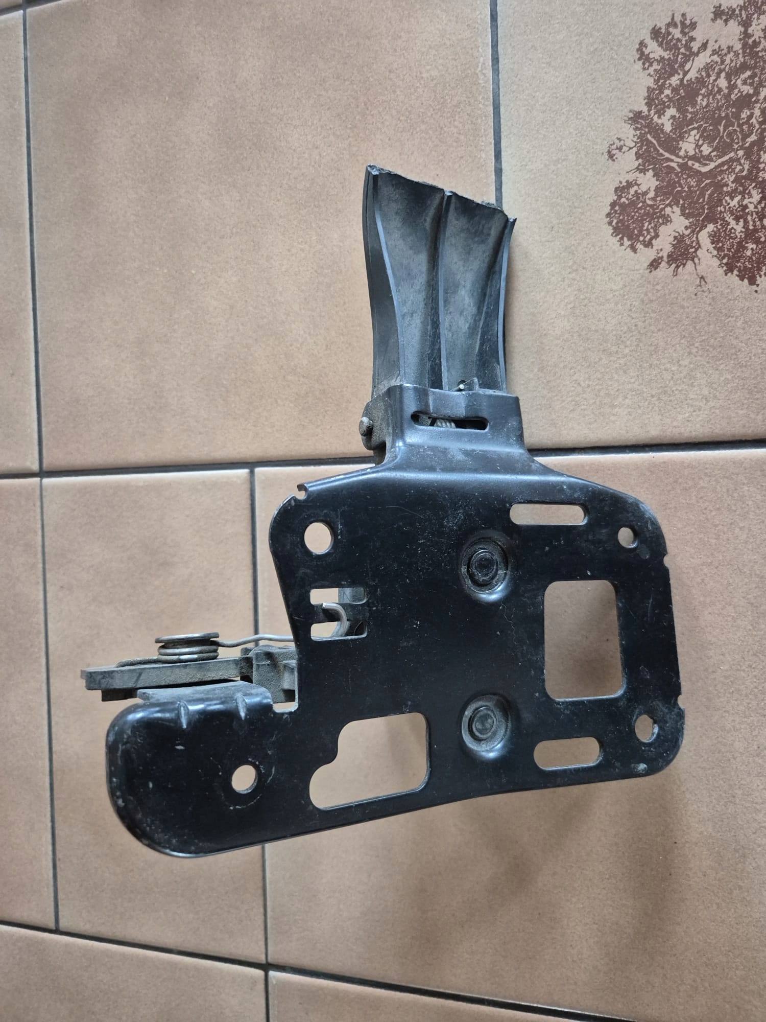 Fecho do capô Audi Q5 8R OEM 8R0823480A image 3