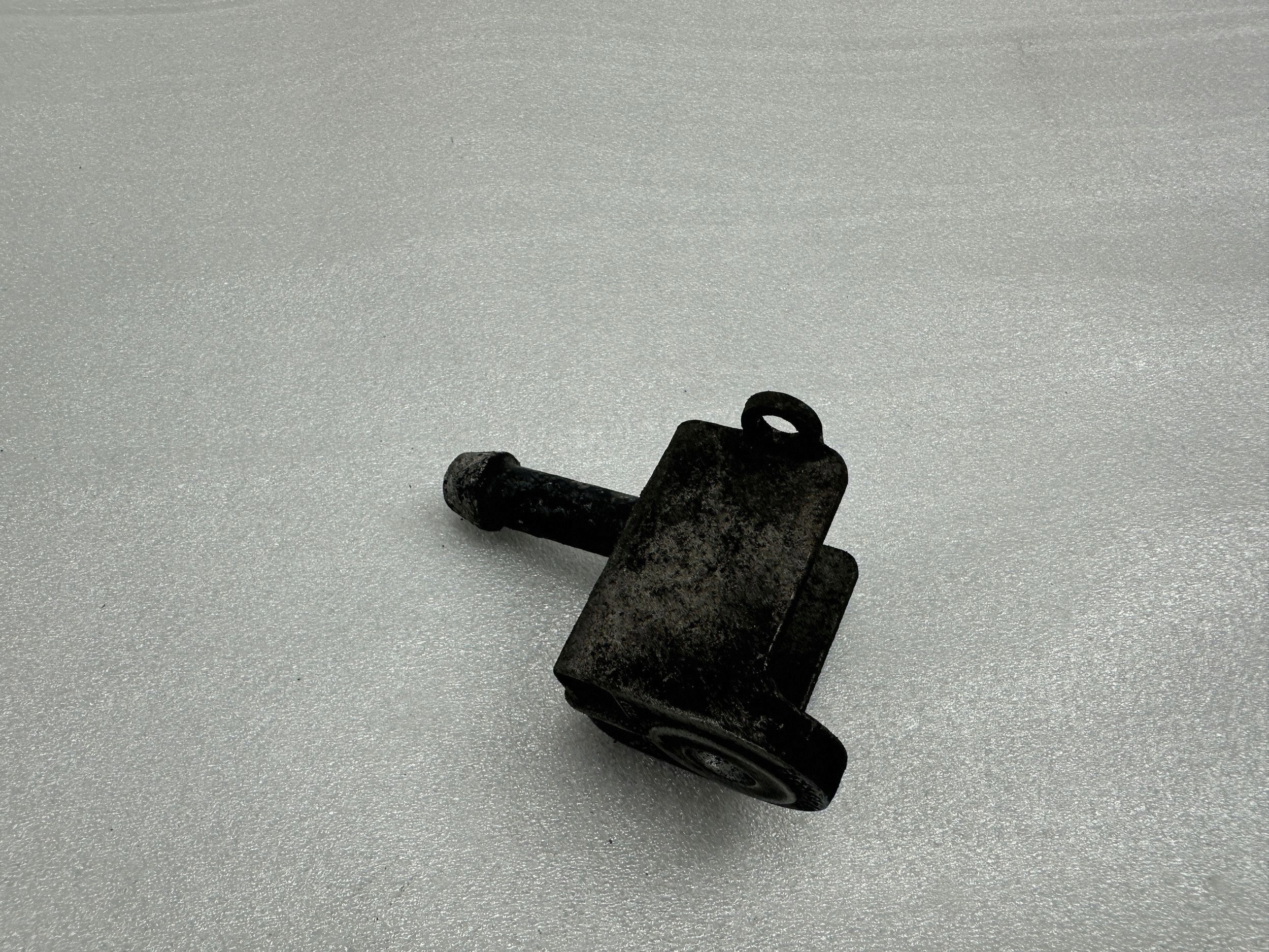 Audi OE Pakoputken Kiinnike OEM 4M0253144E - Käytetty