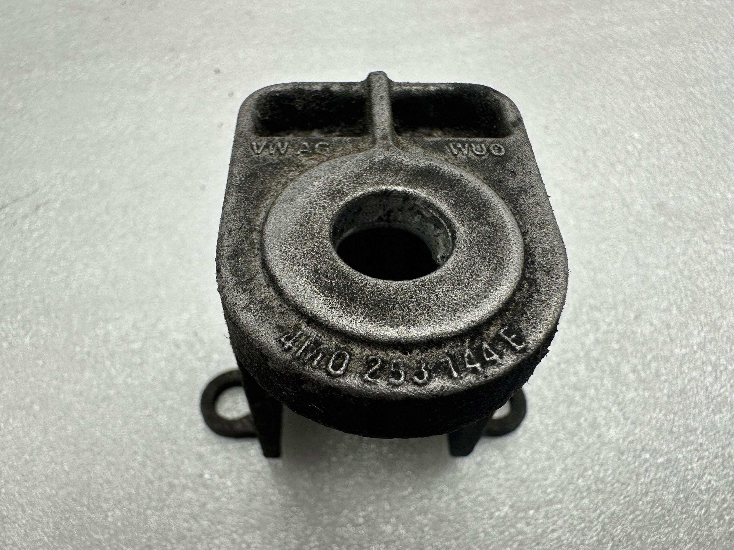 Audi OE Auspuffhalter OEM 4M0253144E - Gebraucht image 4
