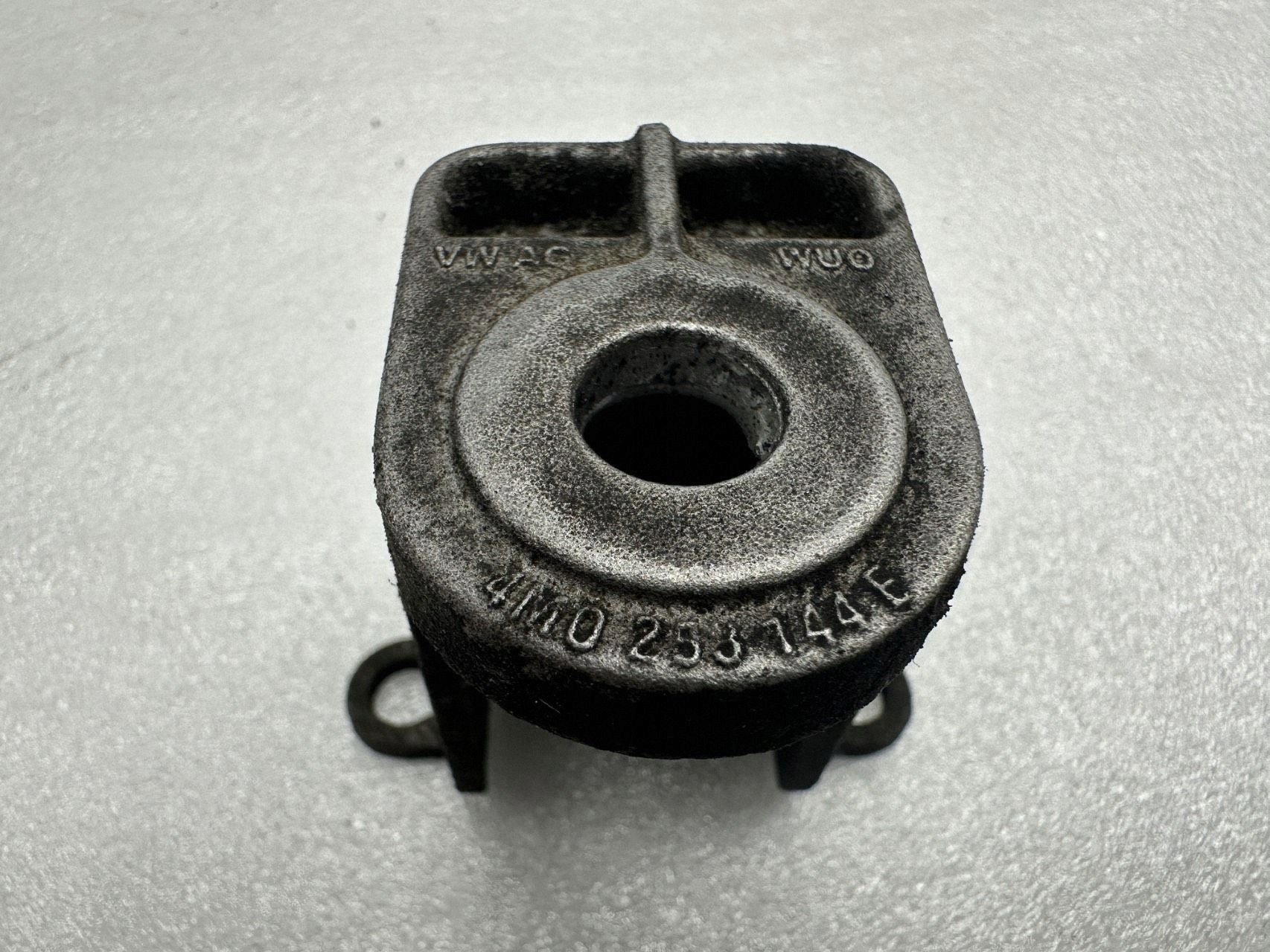 Audi OE Auspuffhalter OEM 4M0253144E - Gebraucht image 5