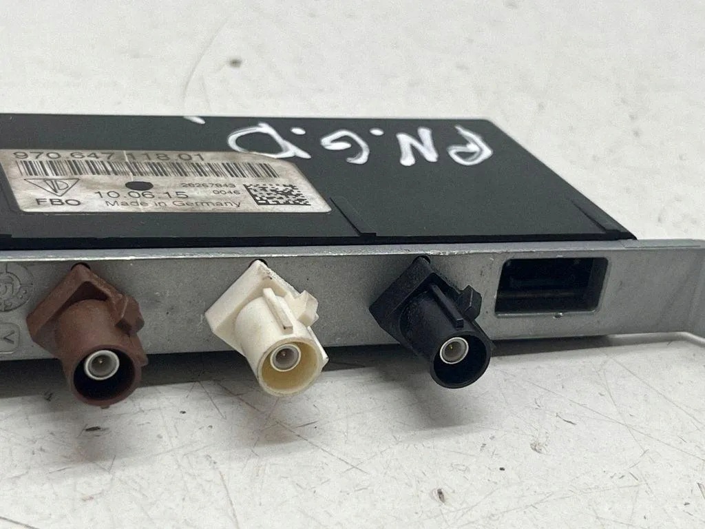 Porsche Antenneversterker OEM 97064711801 image 3