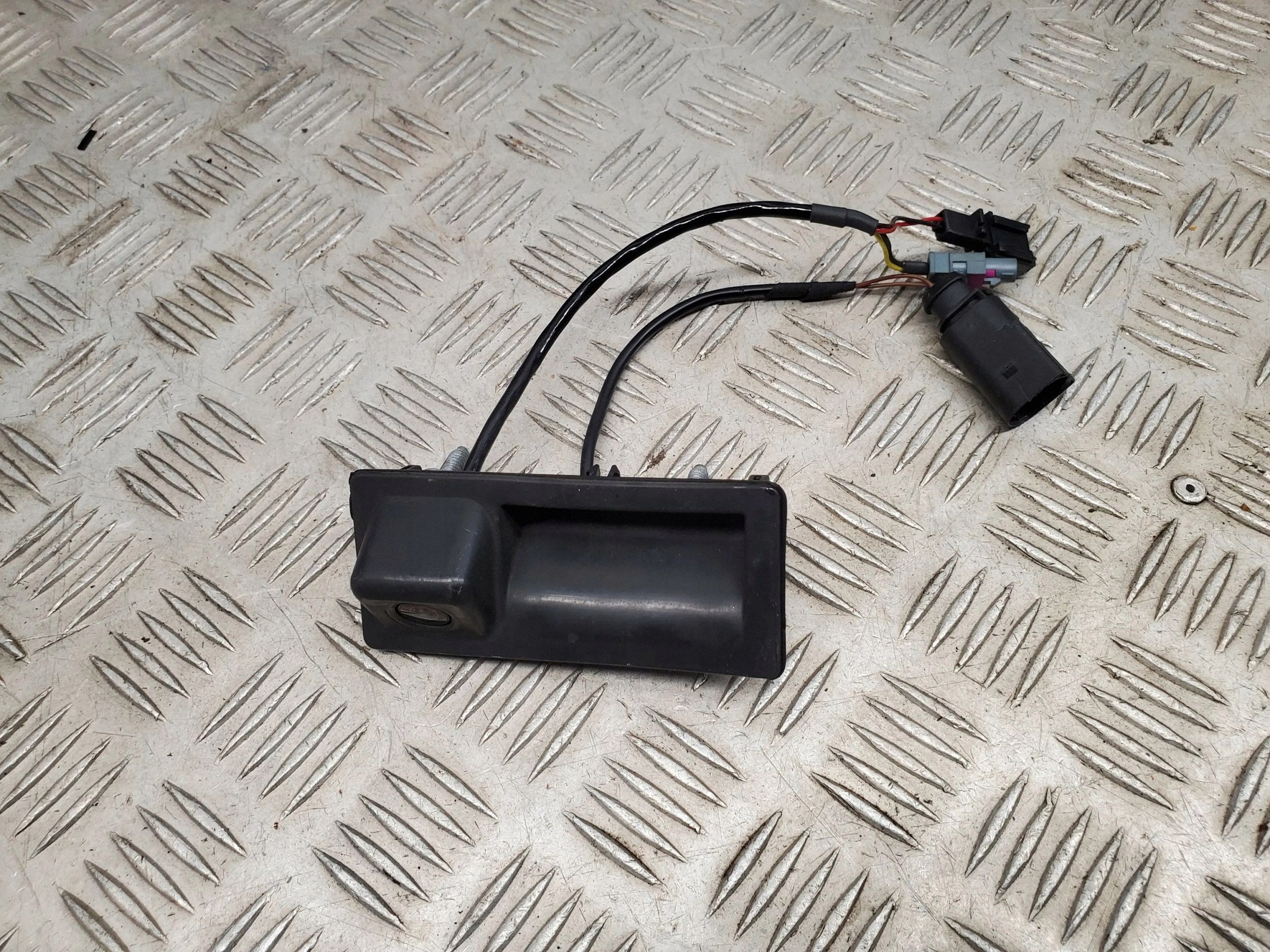 OEM 7N0827566 Rear Trunk Handle with Camera image 2