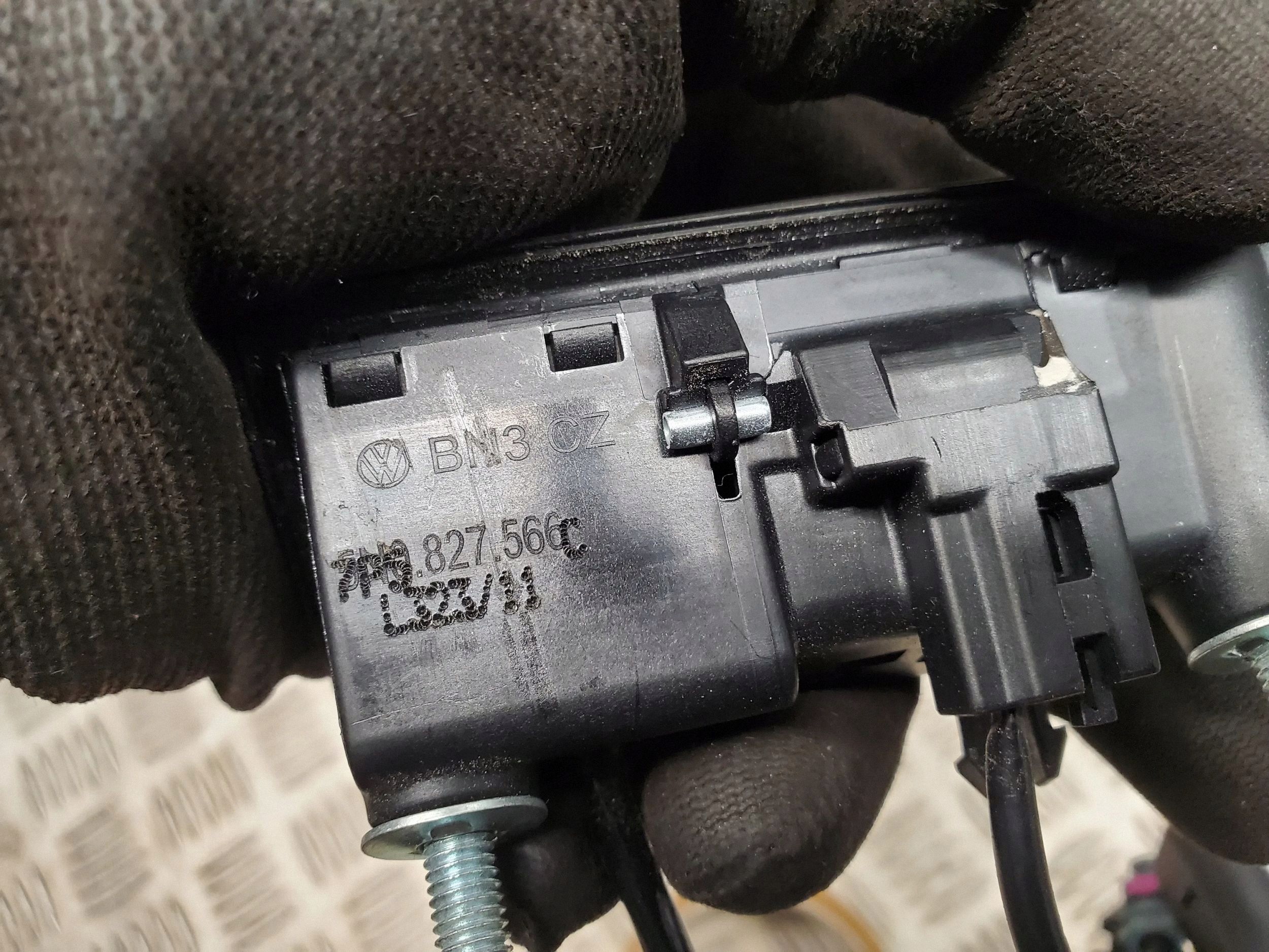 OEM 7N0827566 Rear Trunk Handle with Camera image 4
