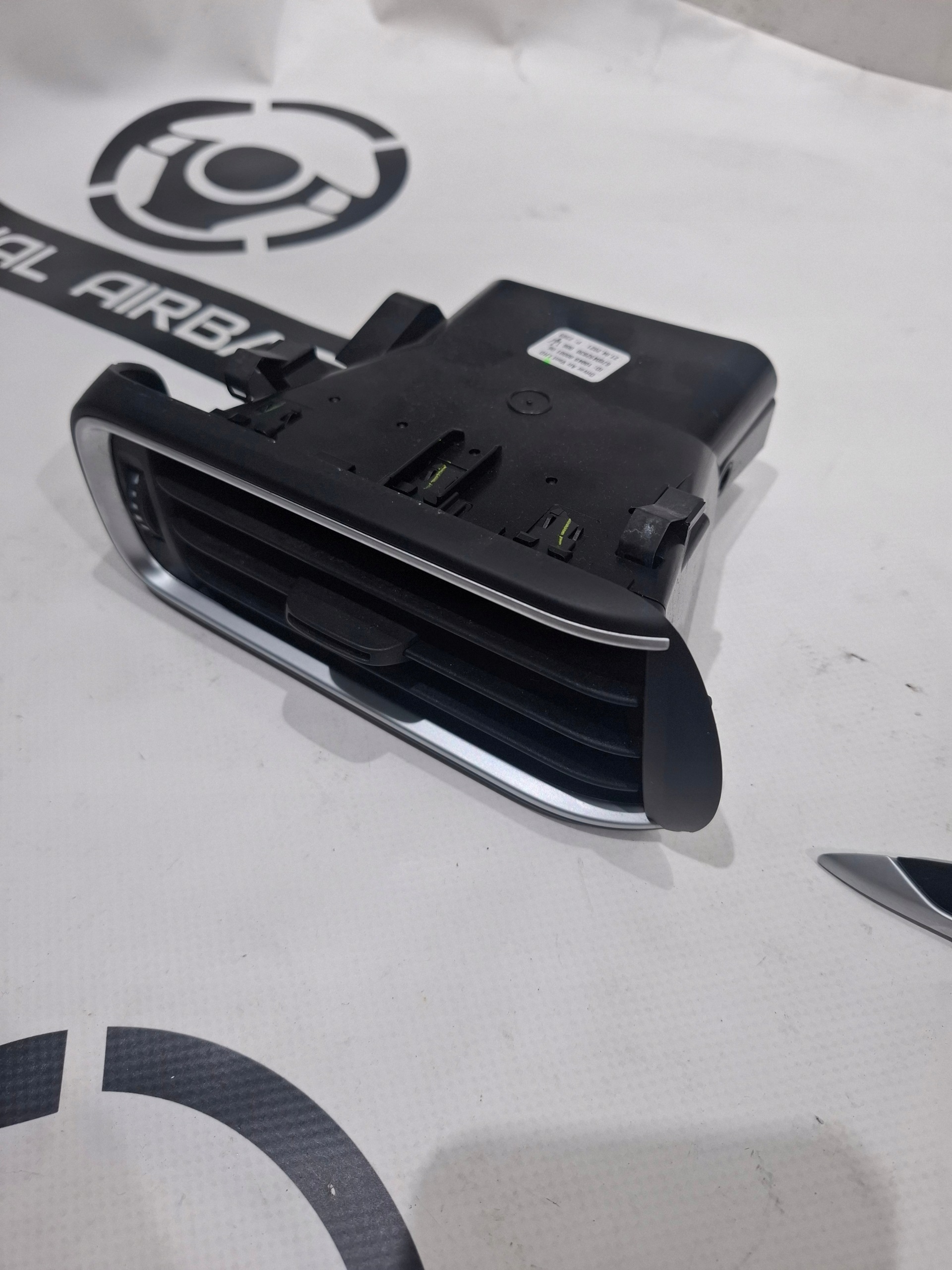 Luftdüse Maserati LEVANTE 2017 vorne rechts OEM 6700492820 image 3