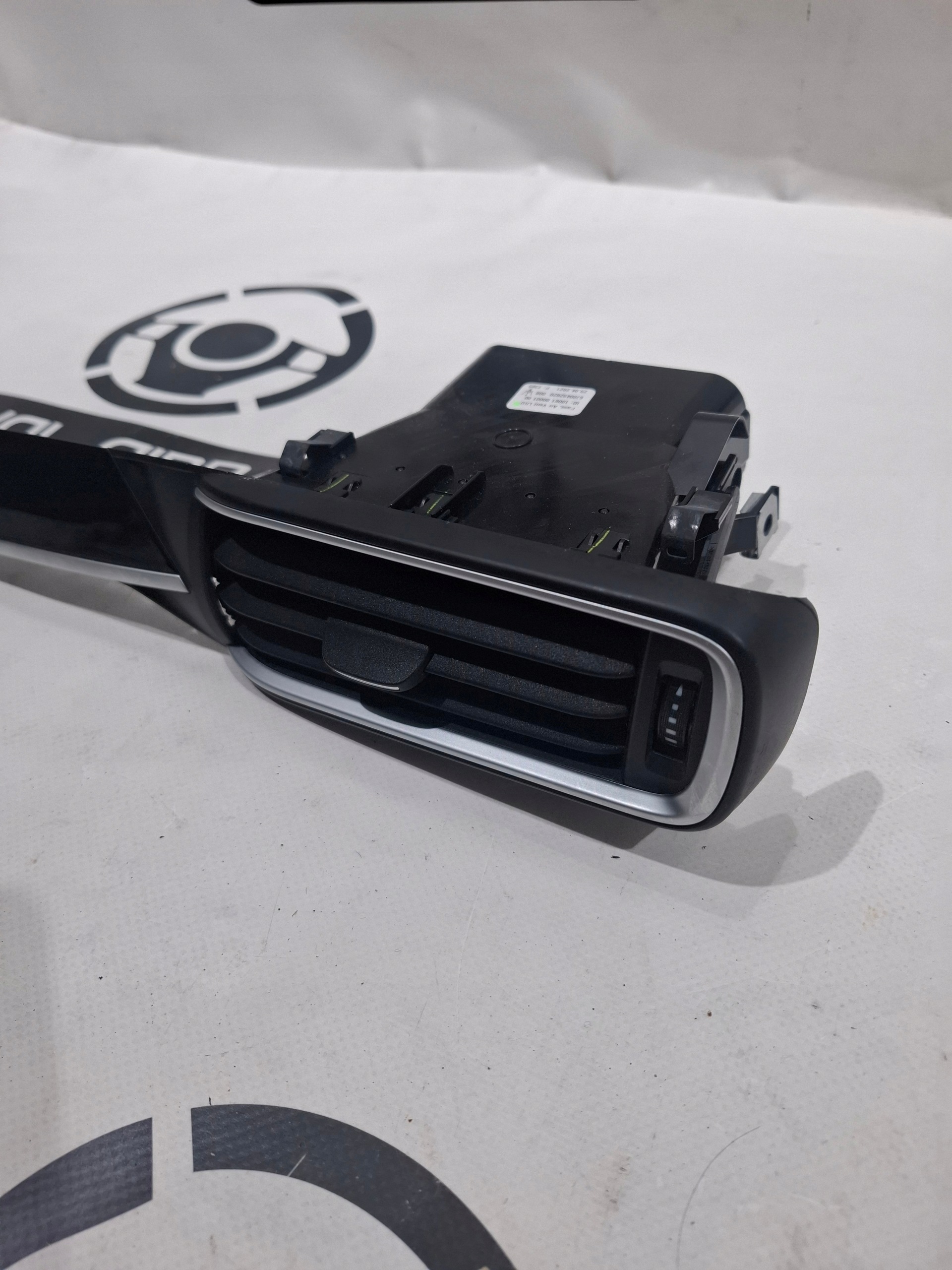 Luftdüse Maserati LEVANTE 2017 vorne rechts OEM 6700492820 image 5