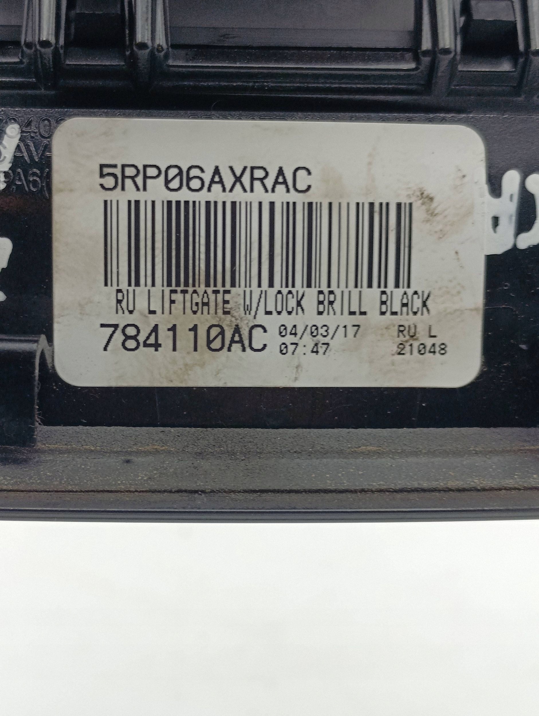 Asa de portón Chrysler Pacifica 2022 OEM 5RP06AXRAC image 4