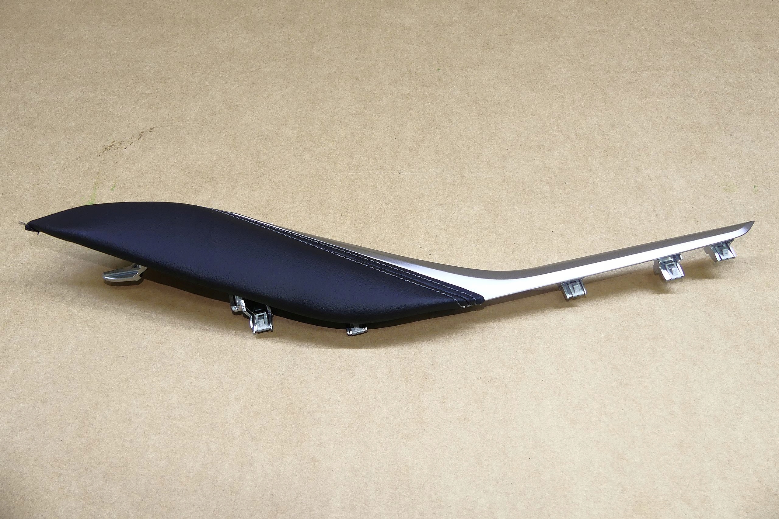 BMW 4 G22 koristelista tunneliin vasen
