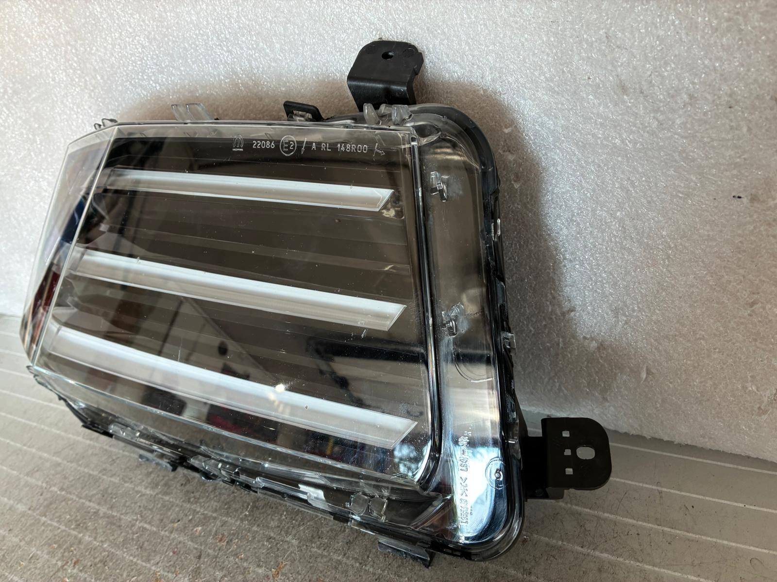 Peugeot 208/2008 II Rechter Halogenscheinwerfer OEM 9850423580 image 4