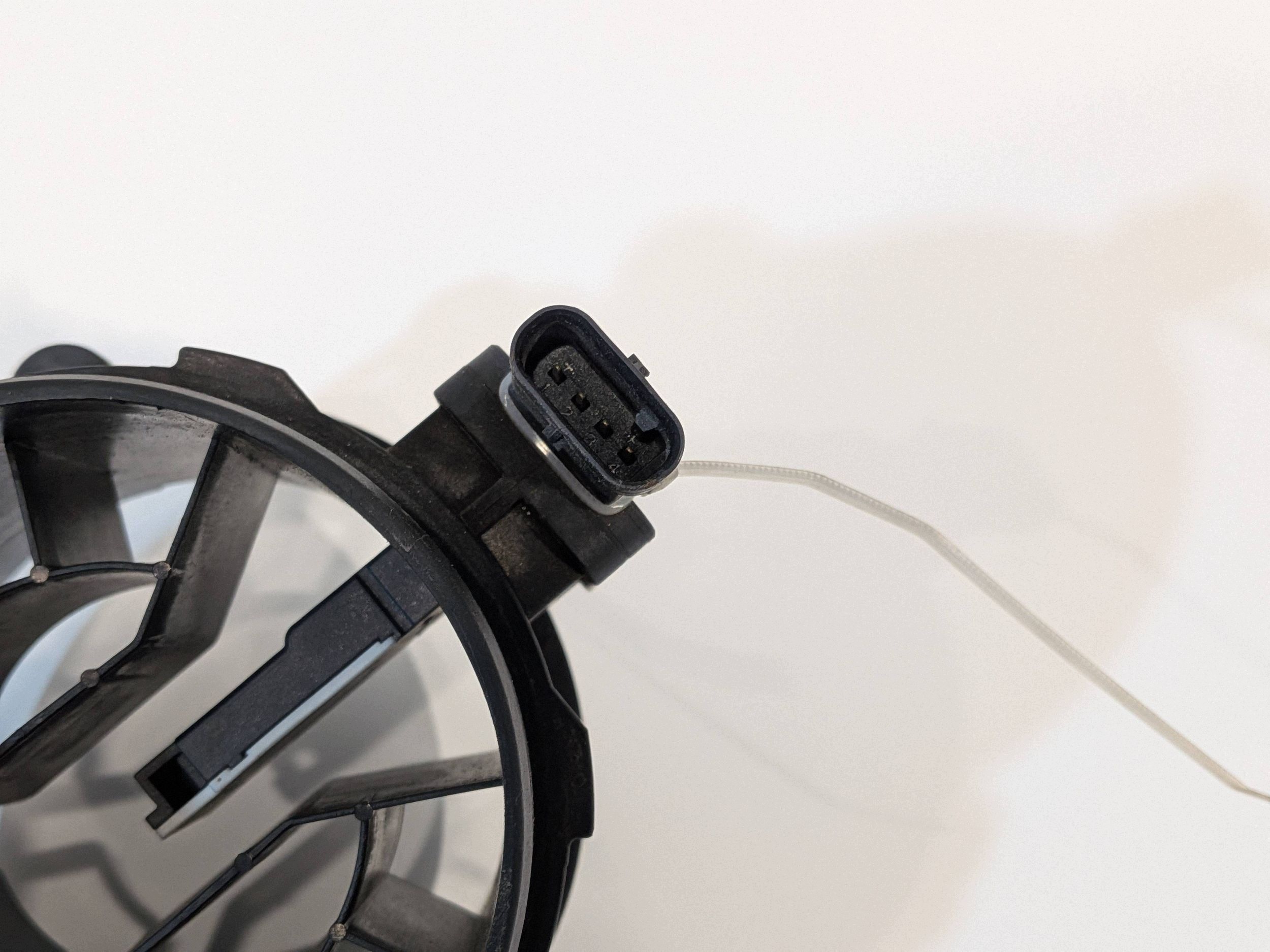 Débitmètre VW d'occasion OEM 03N906461 image 3