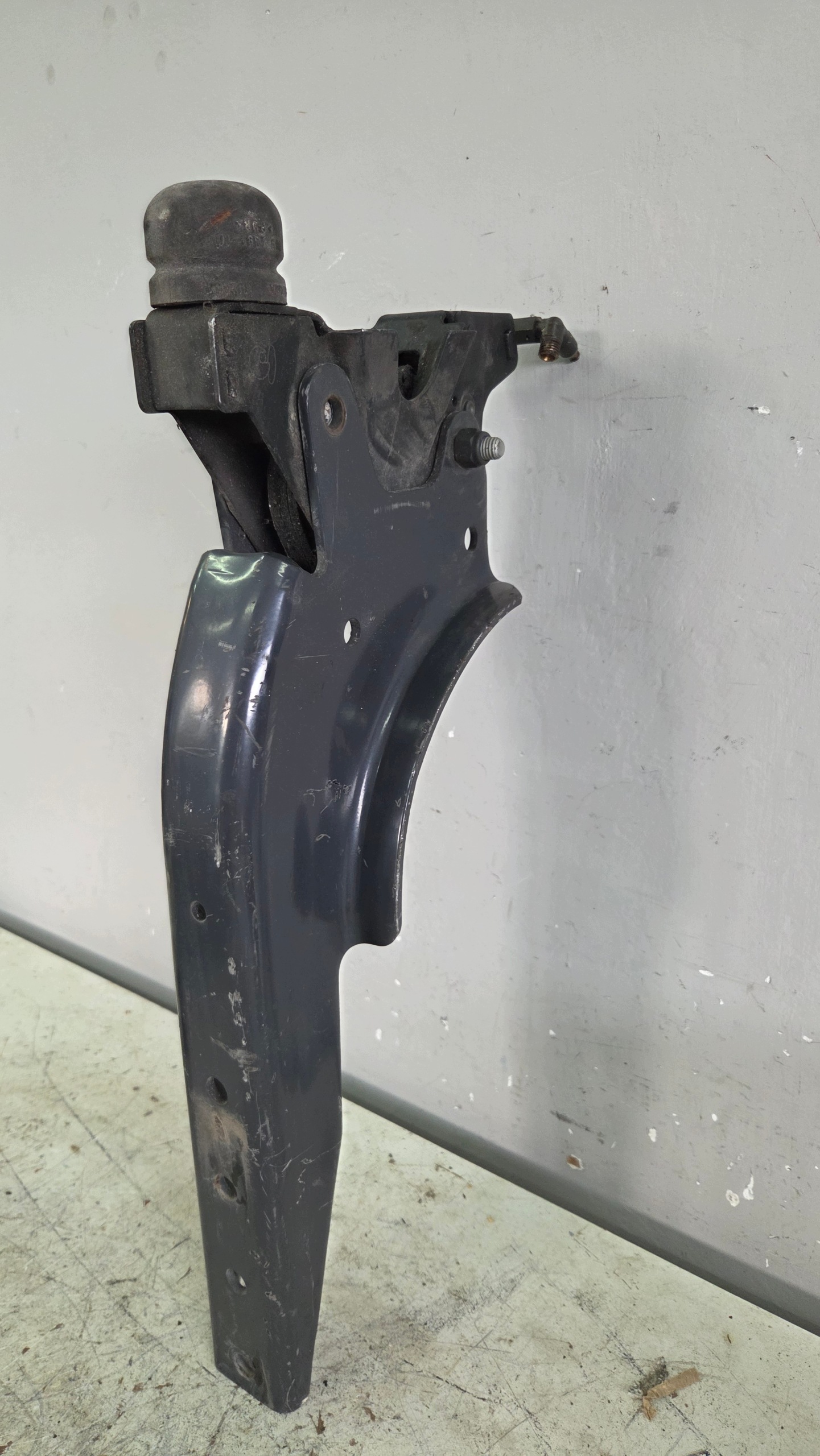 OEM 1490910 Cab Mount Bracket for Scania R image 2