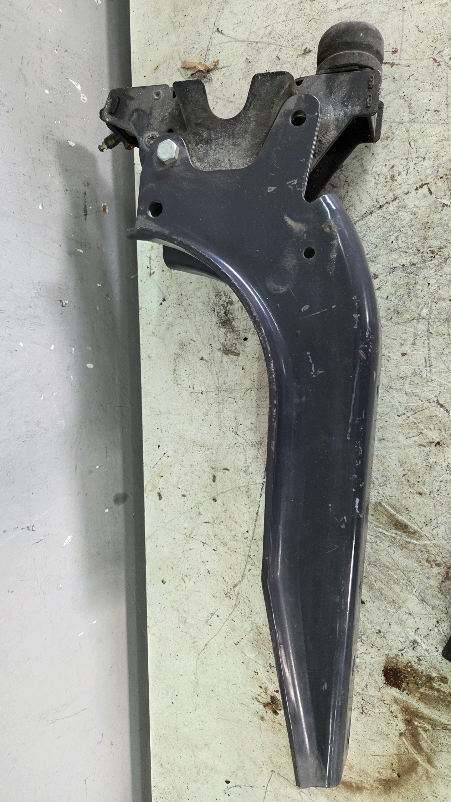 Ohjaamon kiinnike OEM 1490910 Scania R:lle