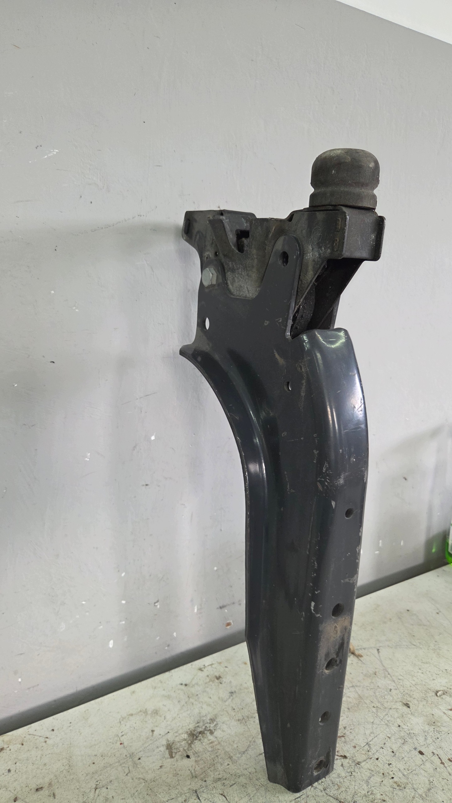 OEM 1490910 Cab Mount Bracket for Scania R image 3