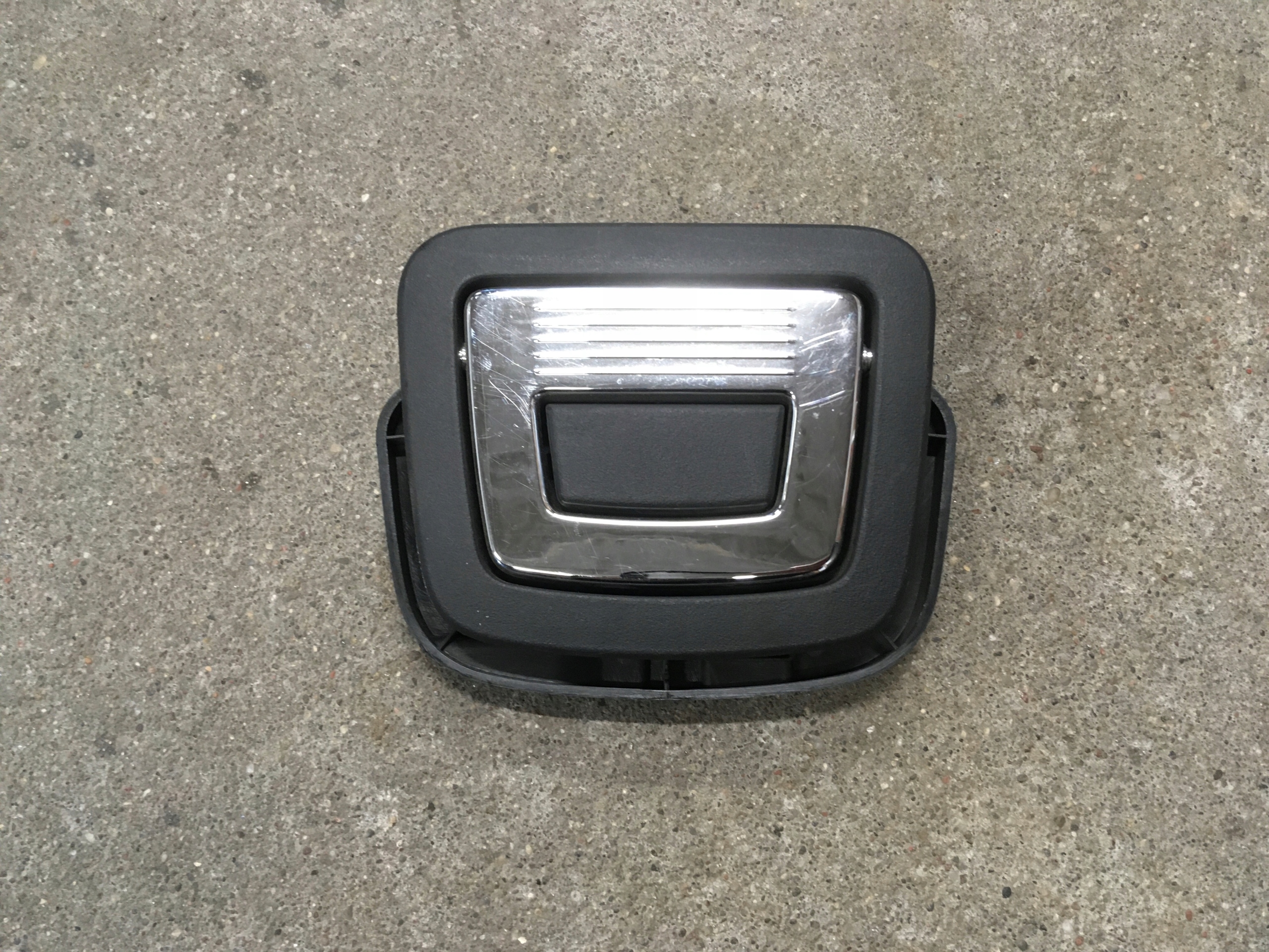 Clip suelo alfombra maletero Mercedes Clase C W204 OEM A2046800184 image 2