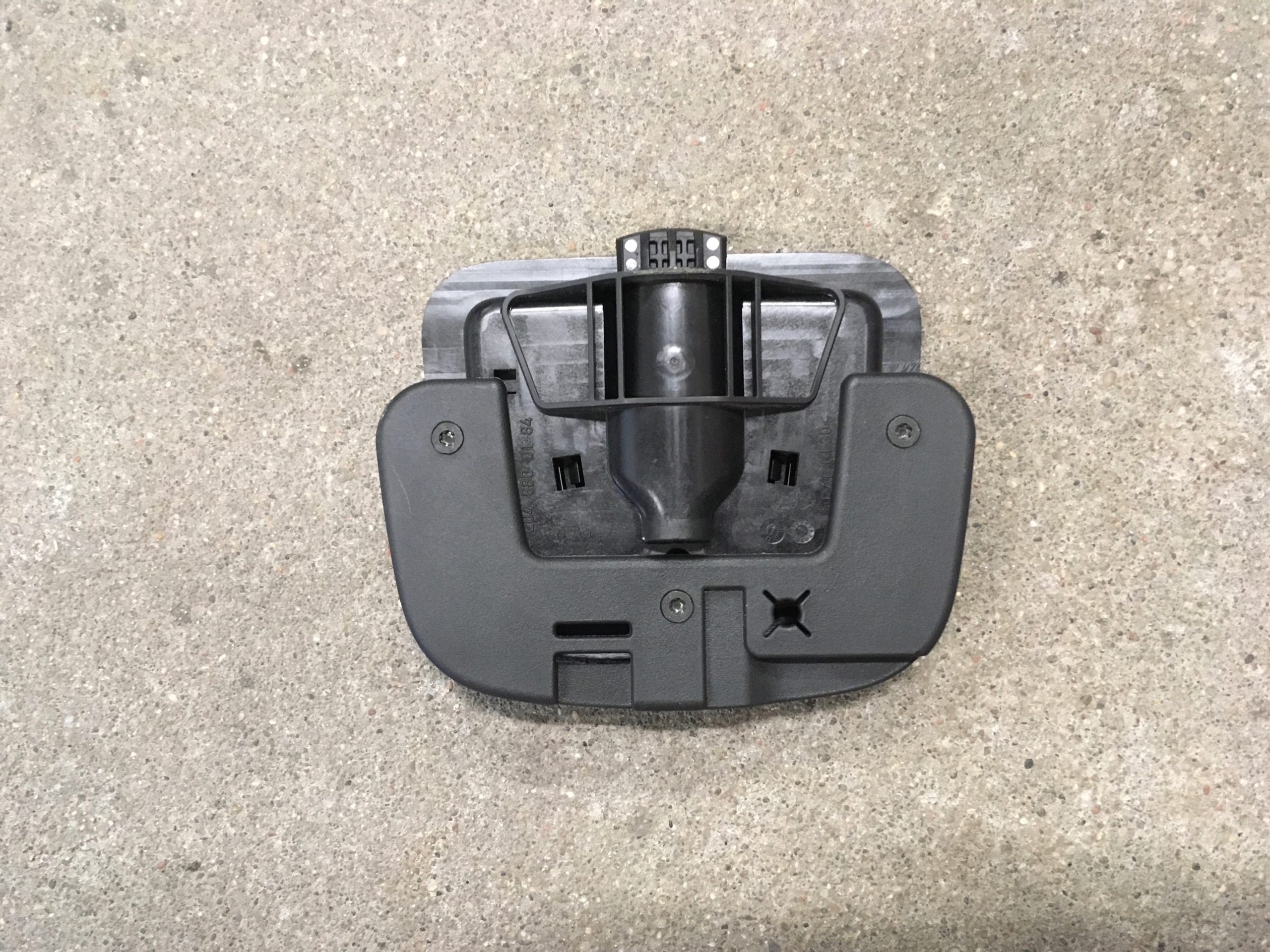 Mercedes C-luokka W204 tavaratilamaton lattakiinnike OEM A2046800184