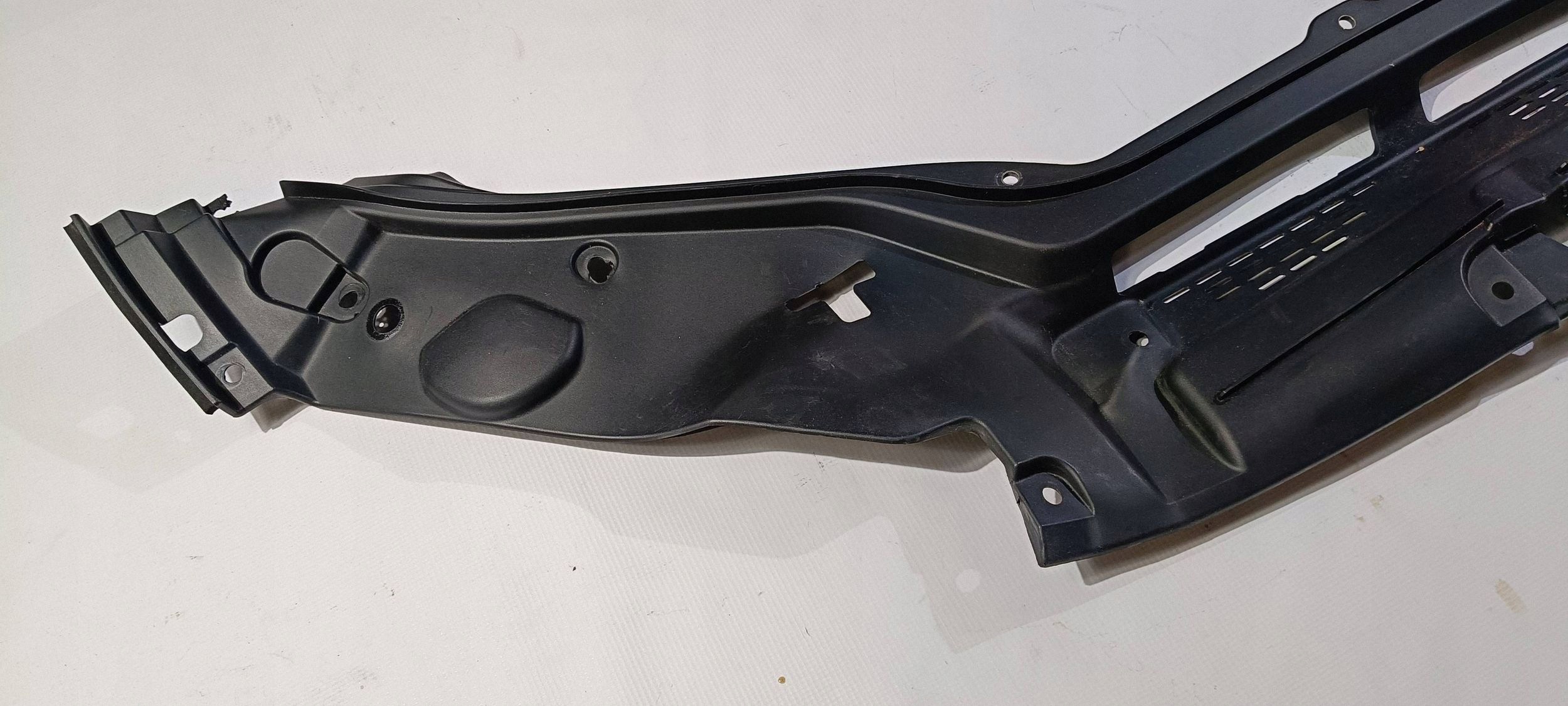Jäähdyttimen kiinnike Maserati OE OEM 670042318 Käytetty
