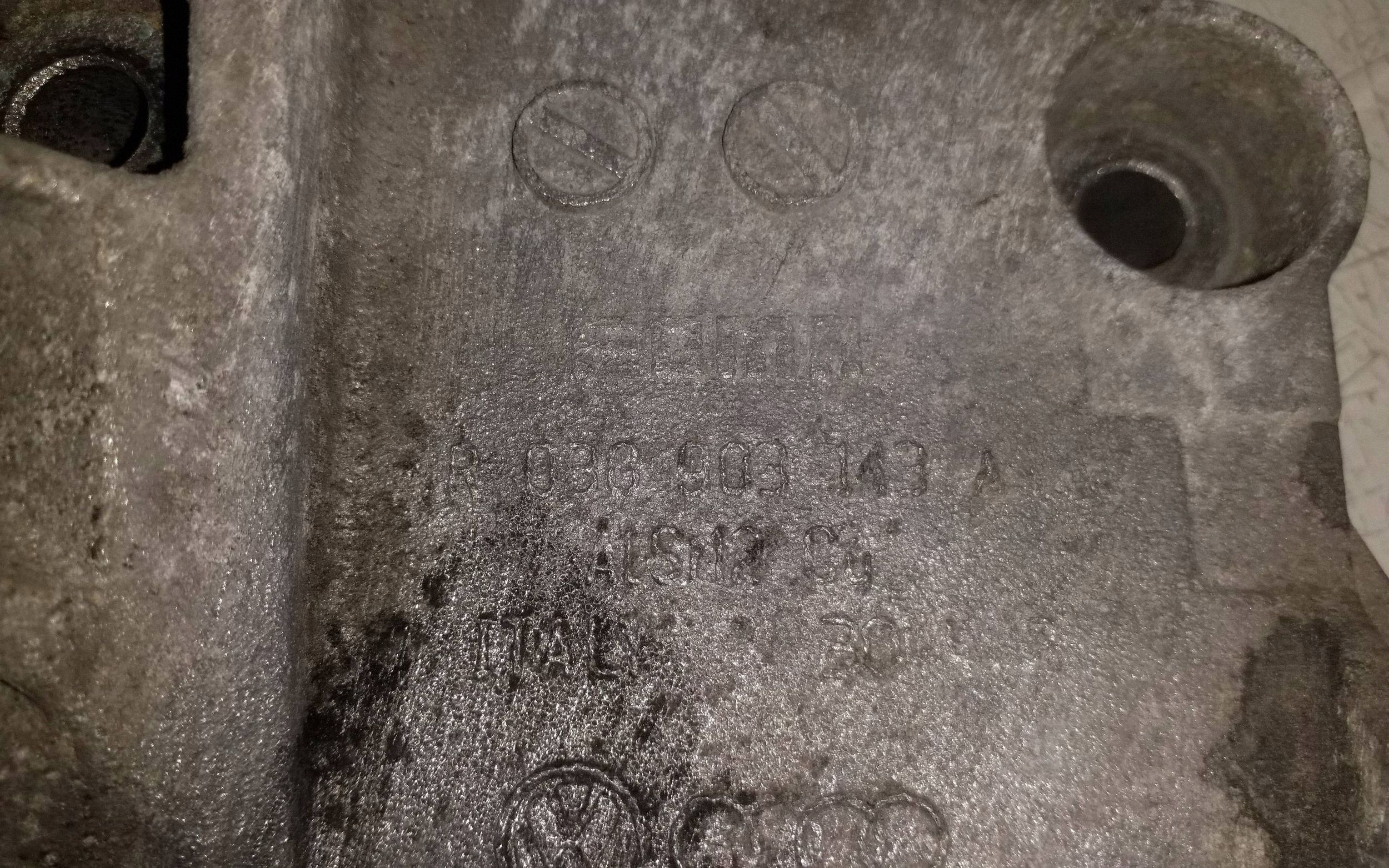 VW ilmastointikompressorin kiinnike OEM 03G903143A