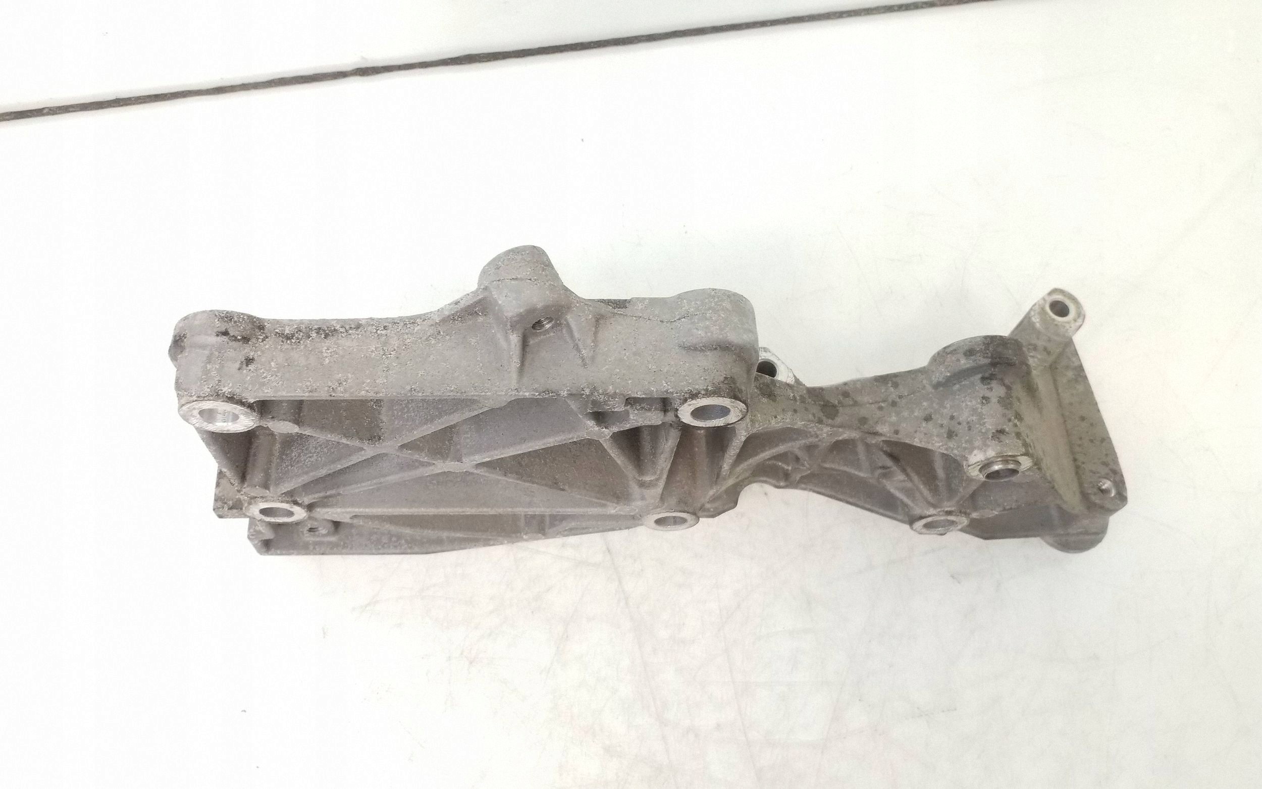 VW ilmastointikompressorin kiinnike OEM 03G903143A image 3