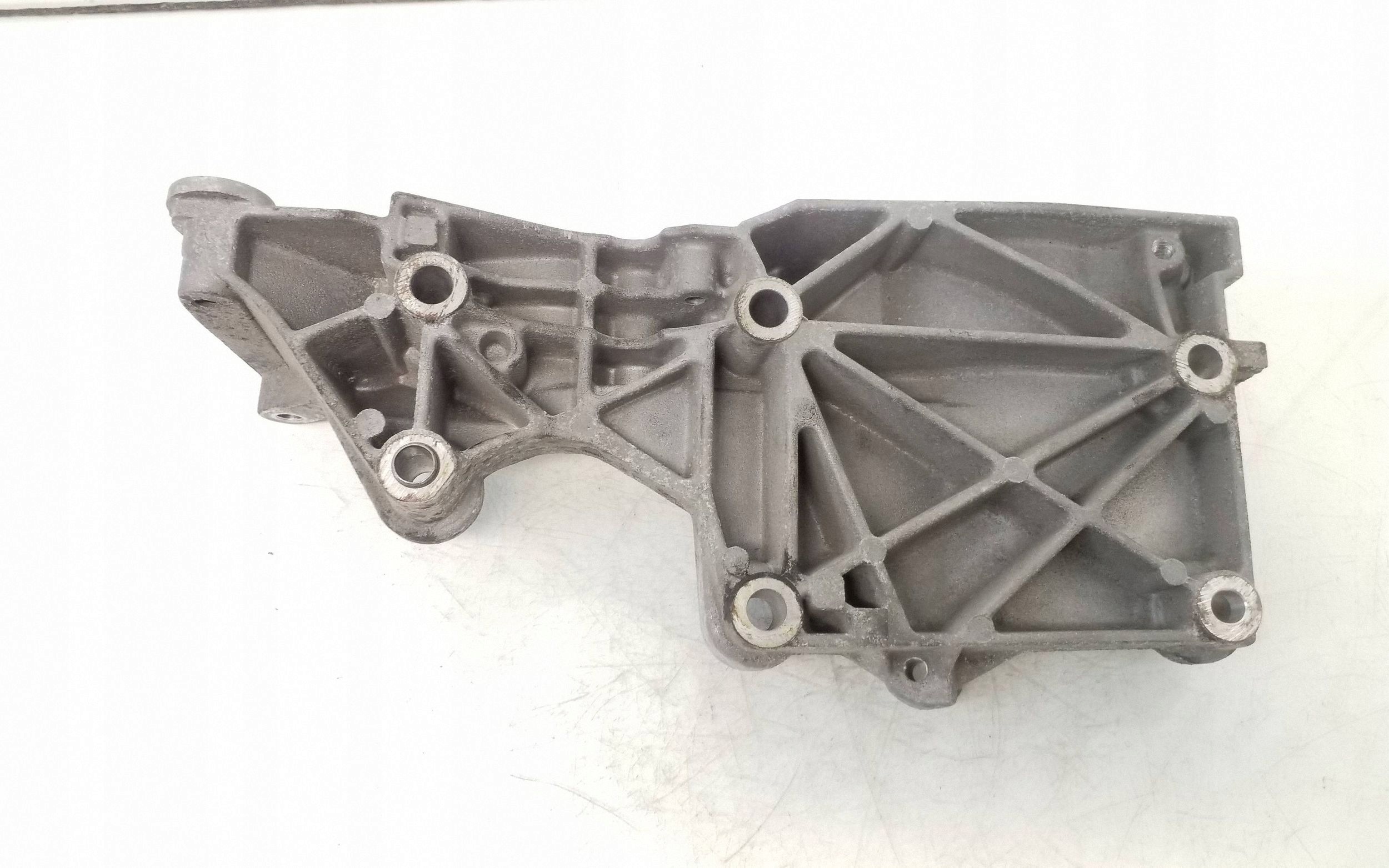 VW ilmastointikompressorin kiinnike OEM 03G903143A image 4