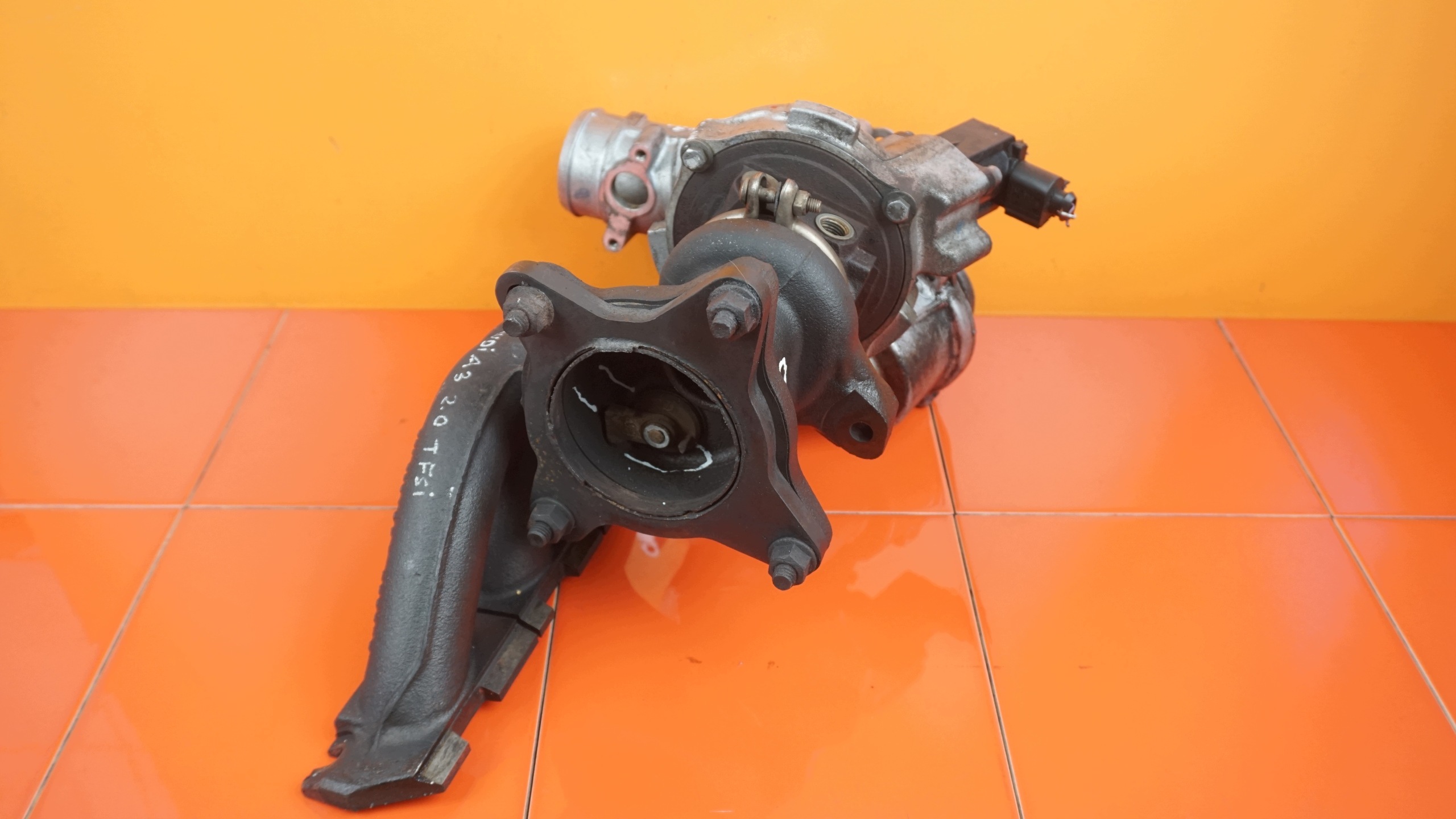 Turboahdin OEM 06F145701E VW Passat B6 2.0L:lle