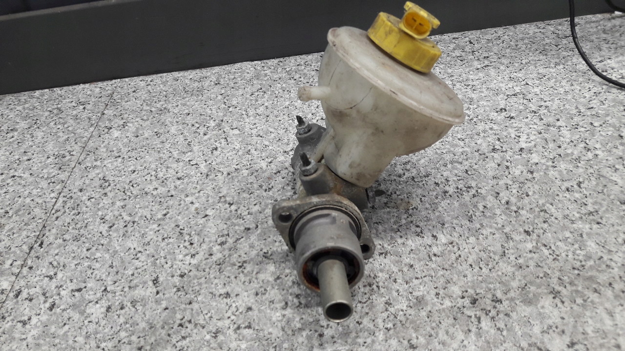 Cilindro de travão VW usado OEM 21026499 Caddy III image 4