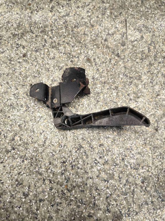 Poignée d'ouverture capot BMW 3 E30 OEM 1888479 image 2