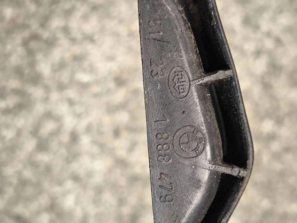 Poignée d'ouverture capot BMW 3 E30 OEM 1888479 image 3