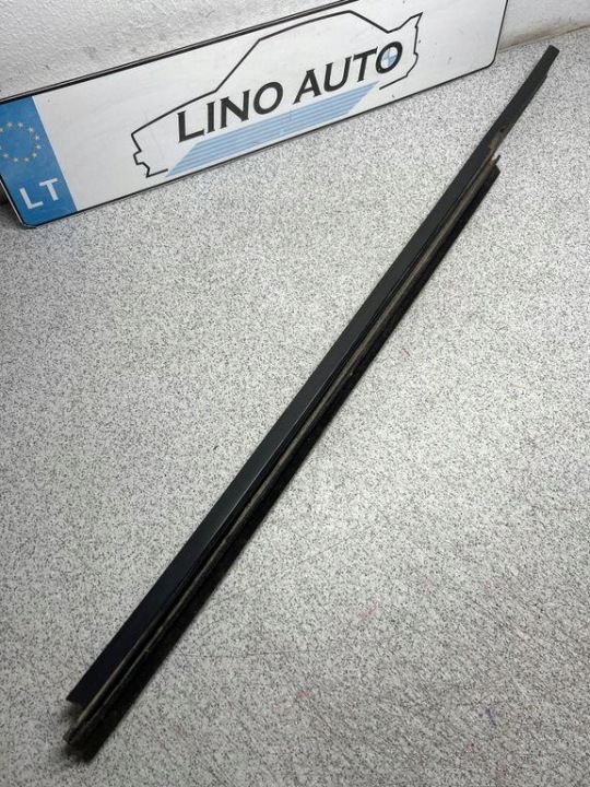 Tuulilasin suojus BMW 5 (E34) 51222232445 3.0L 1989