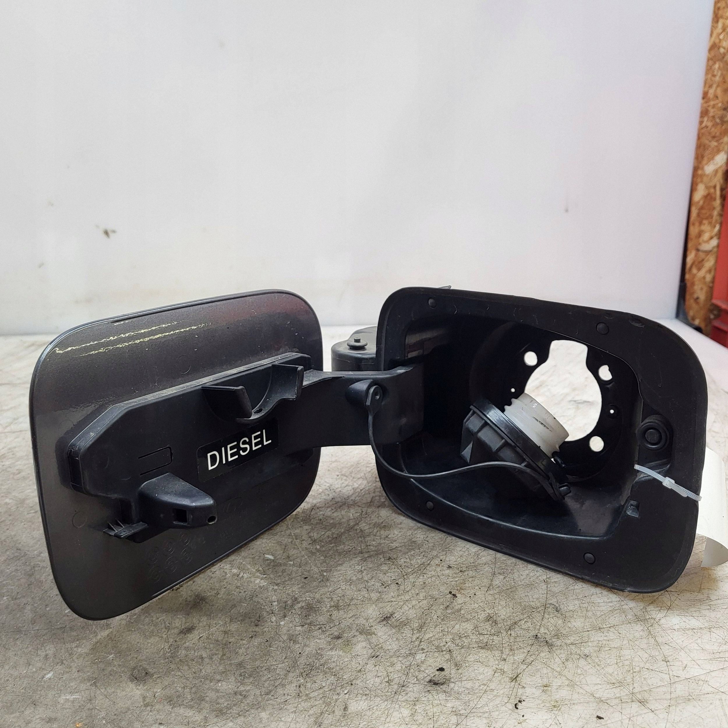 Hyundai i40 Kraftstoffklappe OEM 81596-3Z000 - Gebraucht image 3
