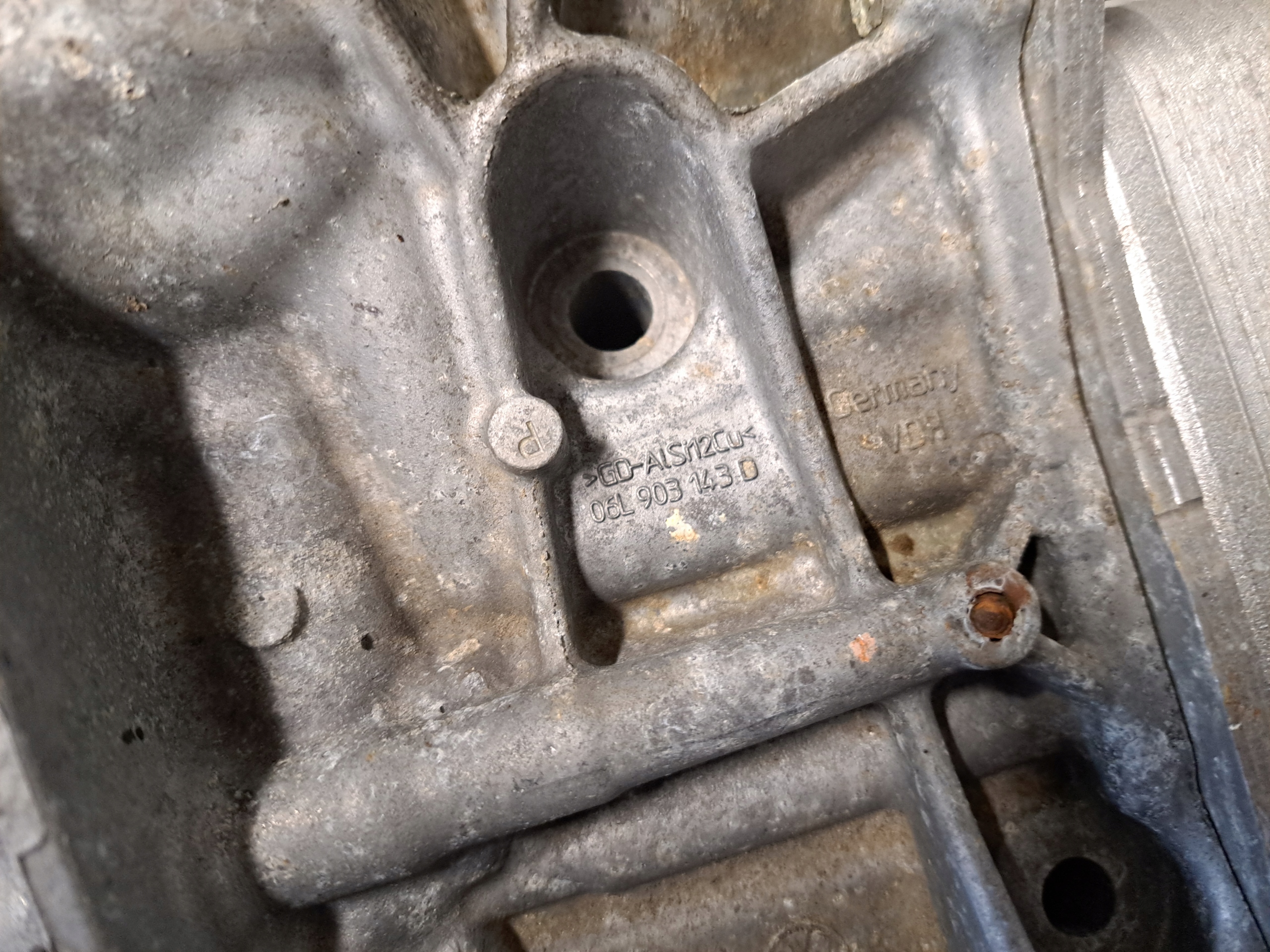 VW Golf 7 2.0 TSI Oljefilterbas OEM 06L903143D image 7