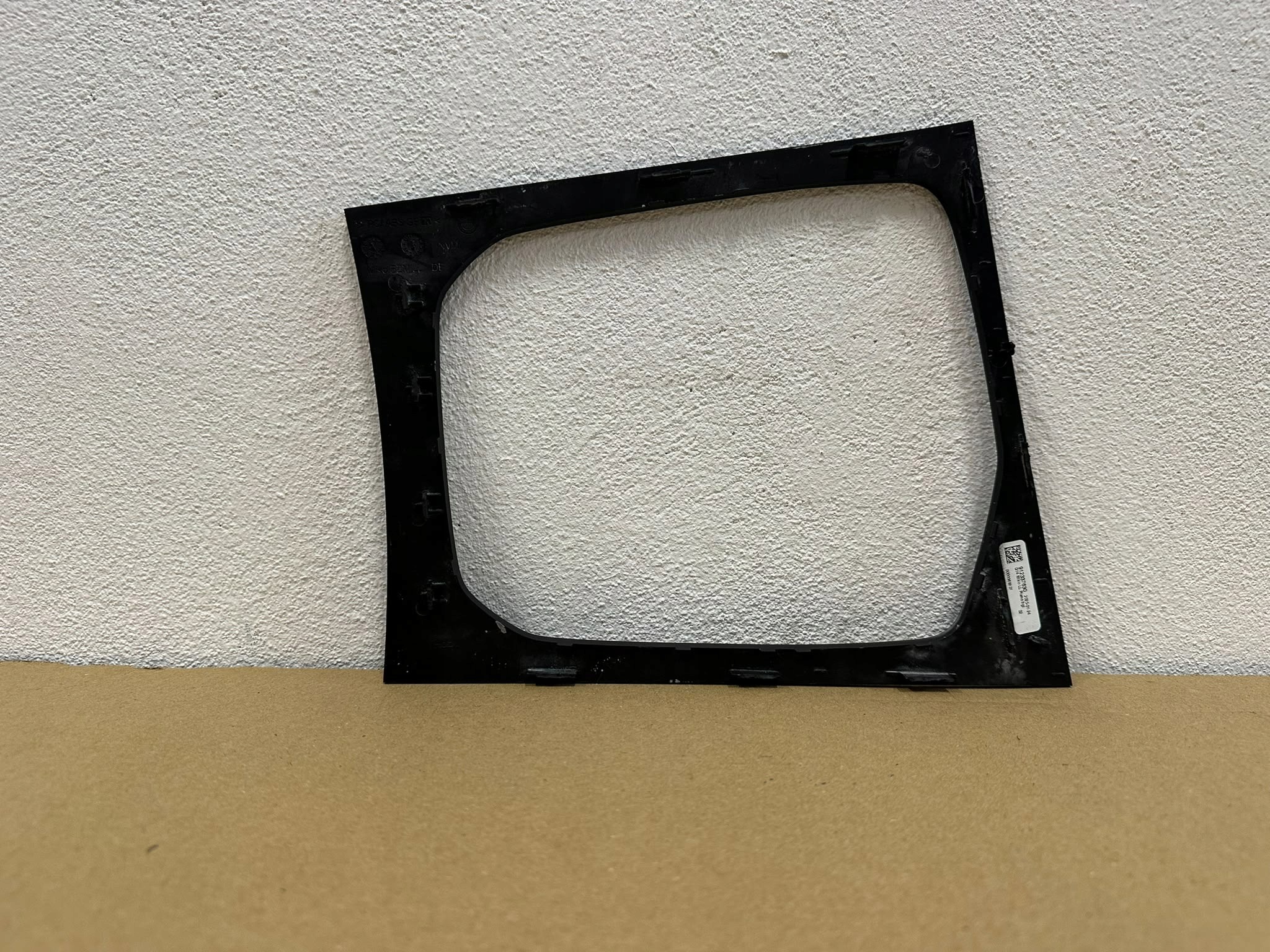 BMW M8 keskikonsolin päällys OEM 9121902 - Käytetty