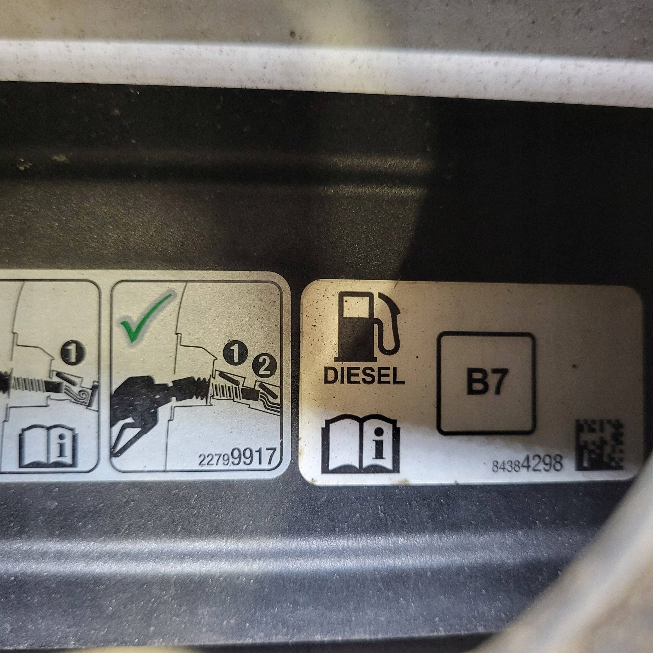 Tapa de combustible Vauxhall Insignia OEM 84384298 - Usado image 5