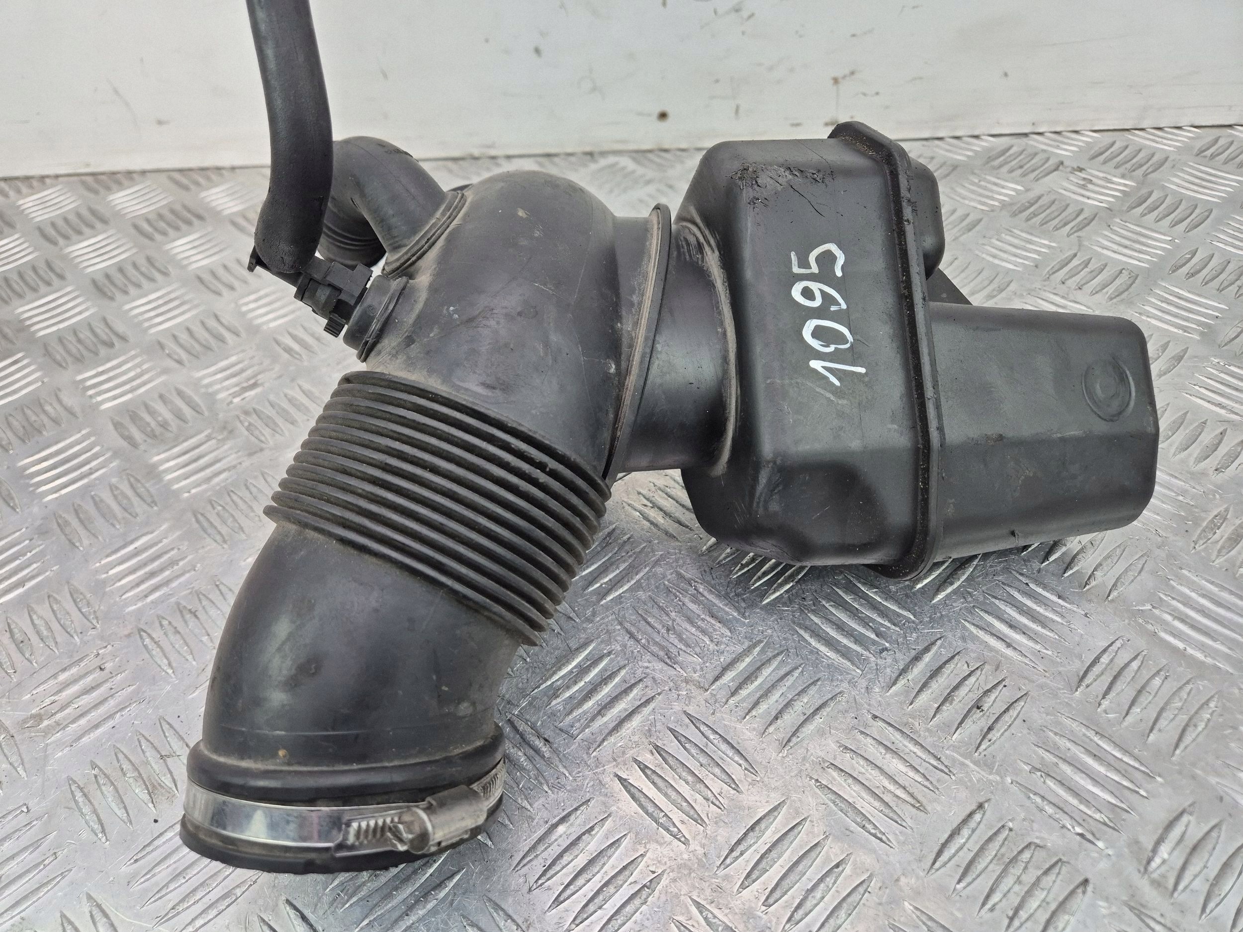 BMW E60 Luftfilterlåda Resonator OEM 7521034 image 2