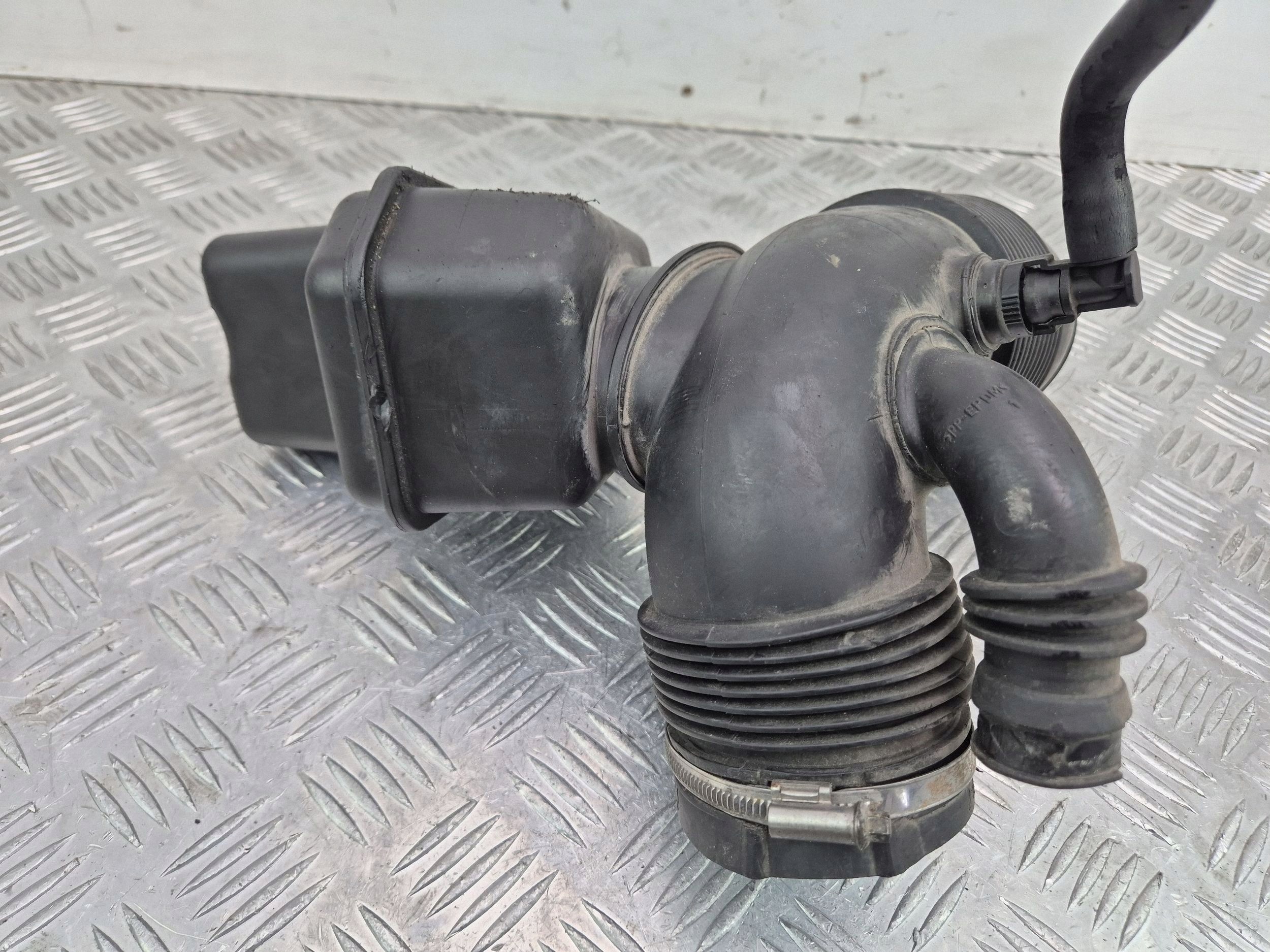 BMW E60 Ilmansuodinkotelon Resonanssi OEM 7521034