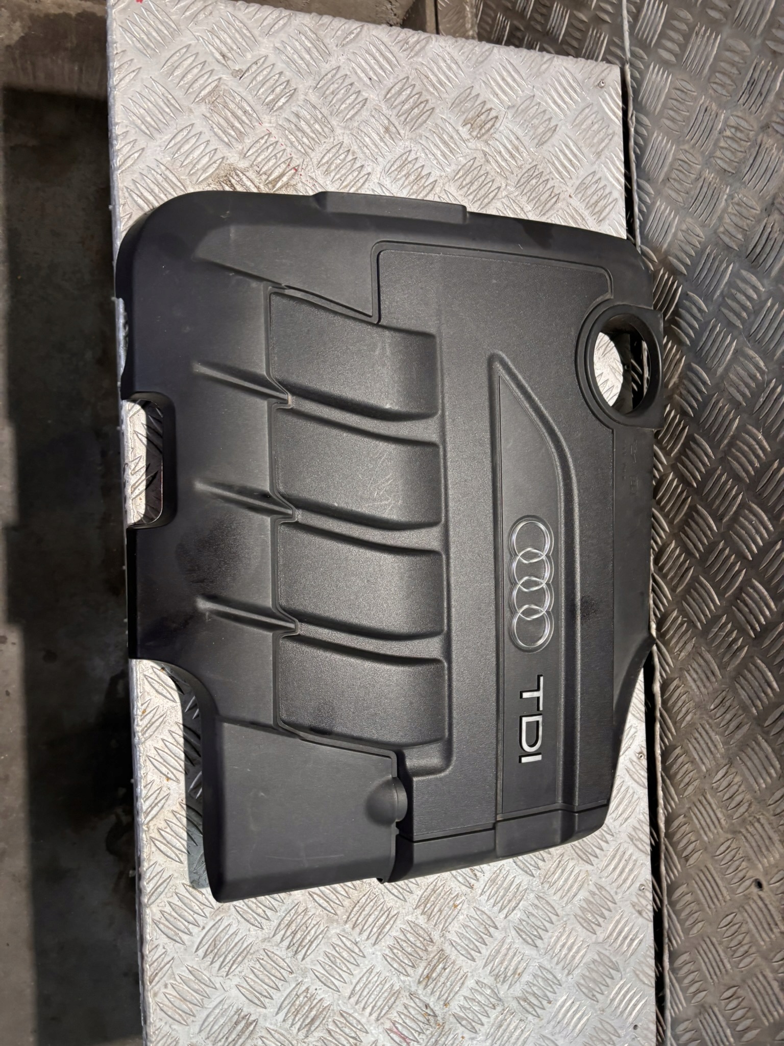 OEM 03L103925 Moottorikansi Passat B7 Golf 2.0TDI