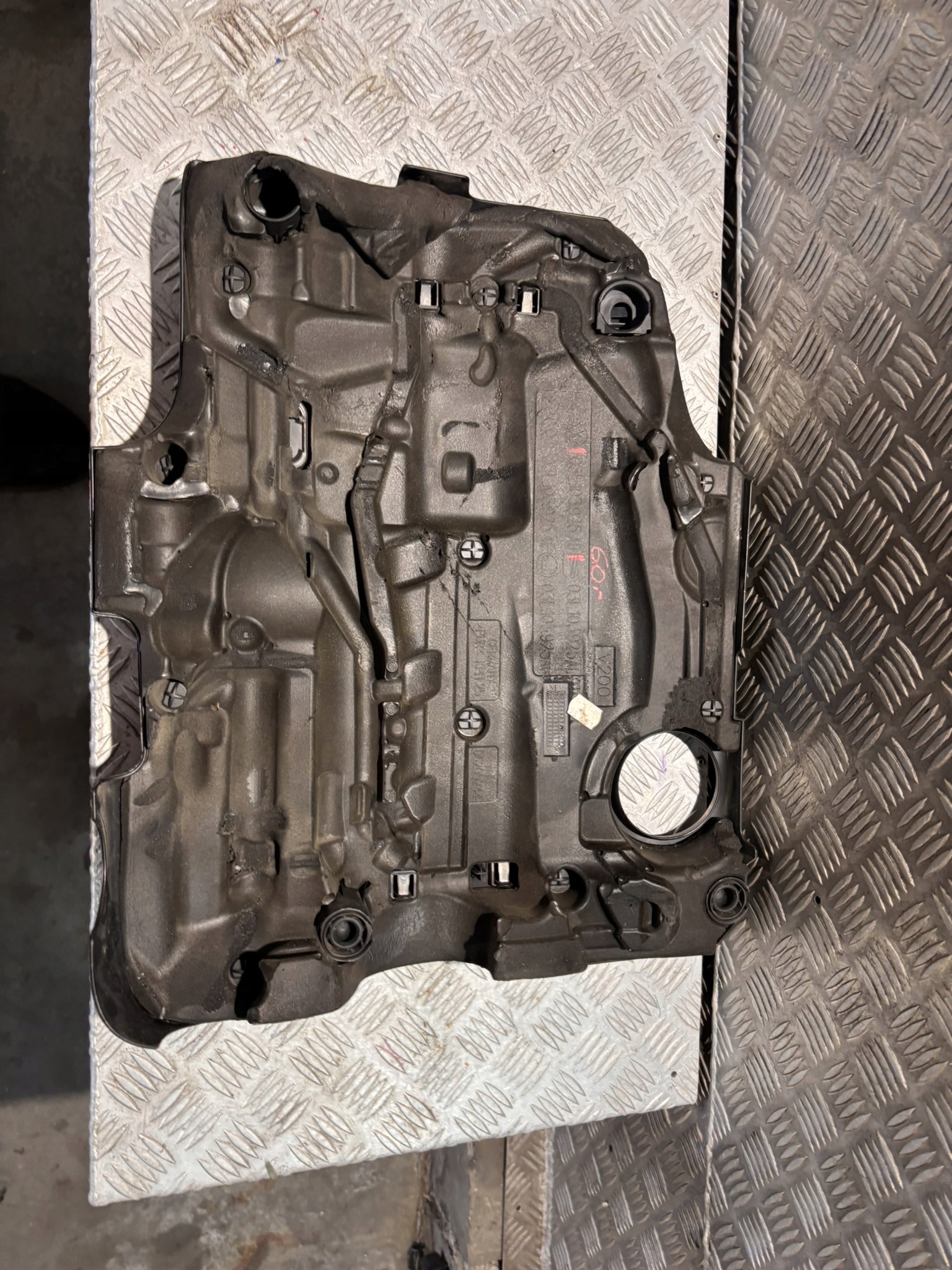 OEM 03L103925 Moottorikansi Passat B7 Golf 2.0TDI image 4