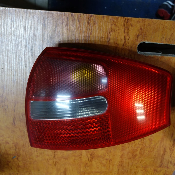 Audi A4 B5 97-01 Rückleuchte rechts OE 4B5945096B