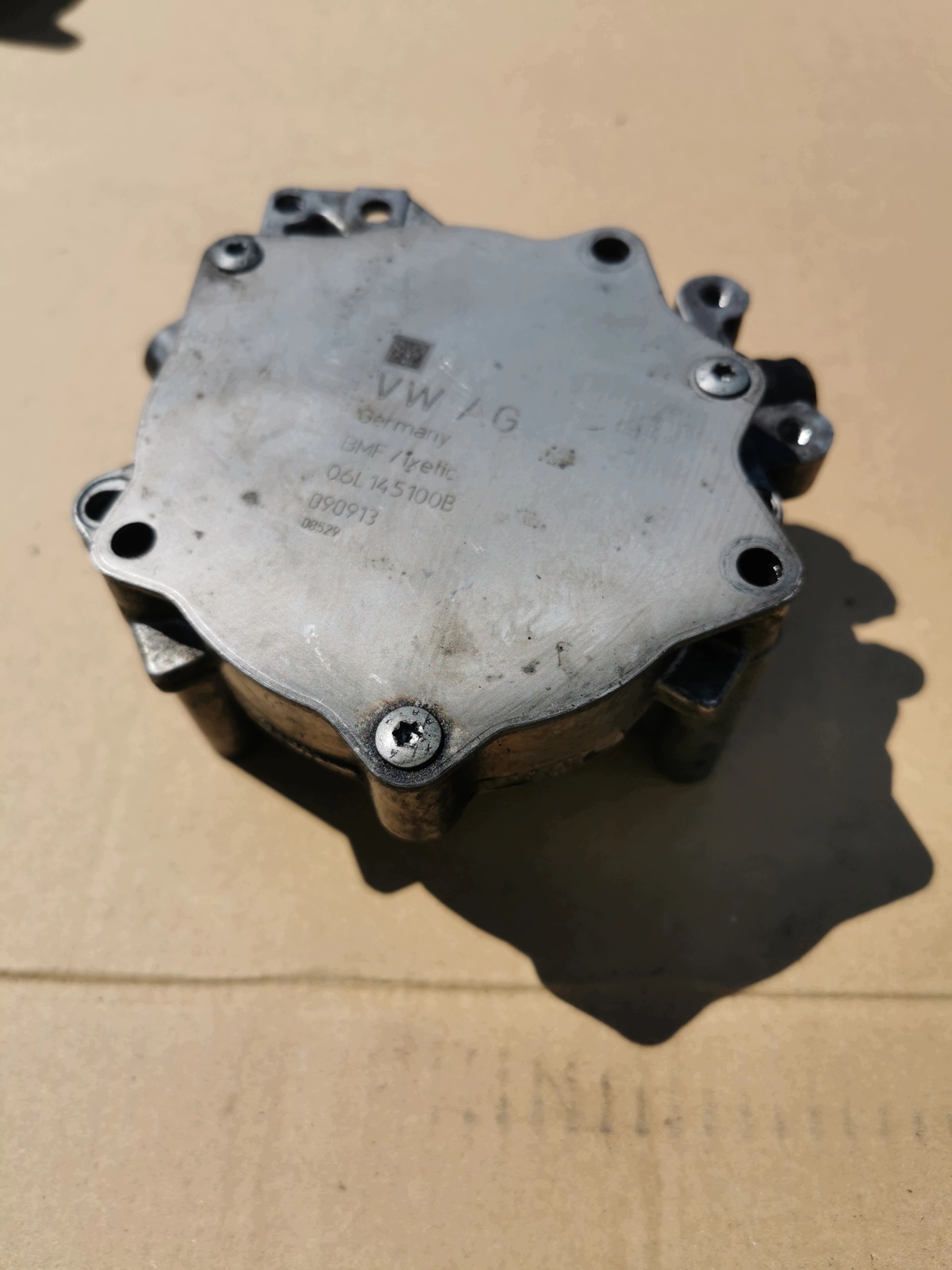 Audi OE 06L145100B Vacuum Pump - Used image 3