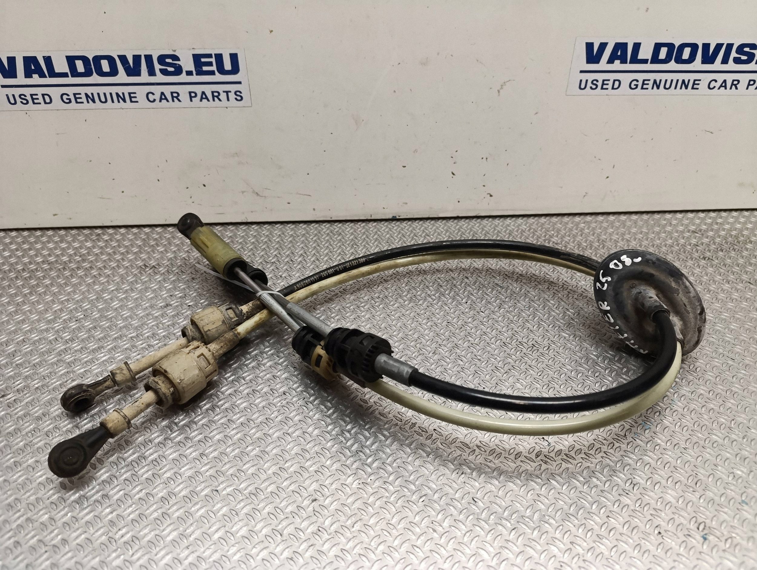 Cable de cambios VW Crafter OEM A9062601551 - Usado image 2