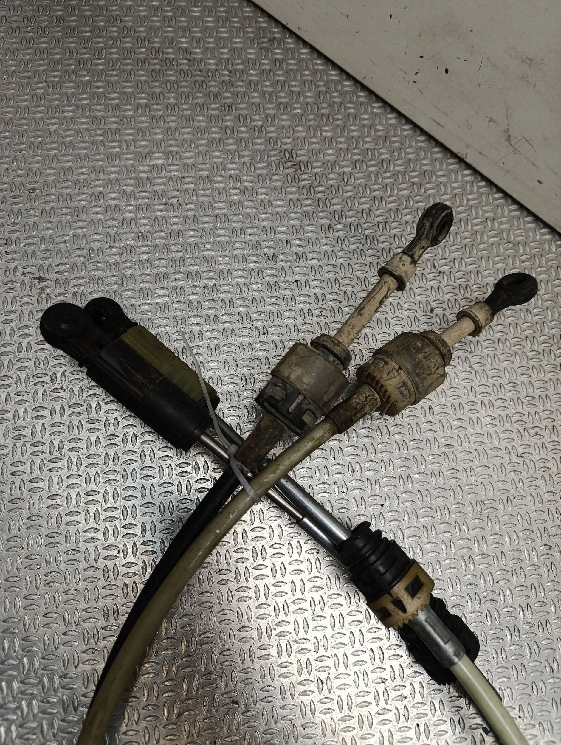 Cable de cambios VW Crafter OEM A9062601551 - Usado image 3