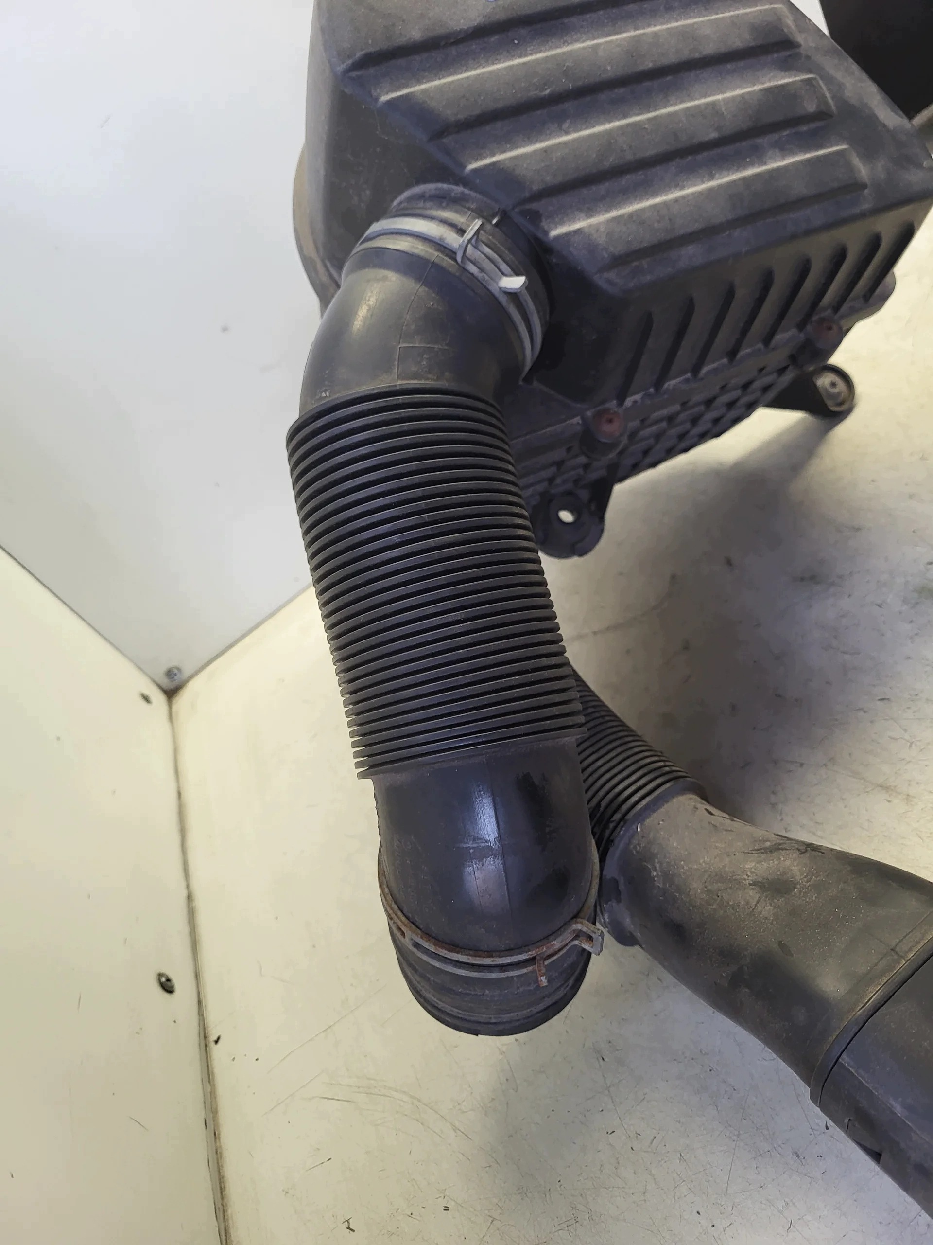 Luftfilterhus OEM 6R0129607C för Audi VW image 4