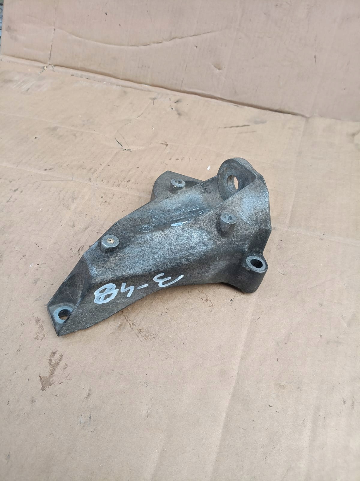 Support de boîte VW OEM 8D0399113AT pour Passat B5 image 3