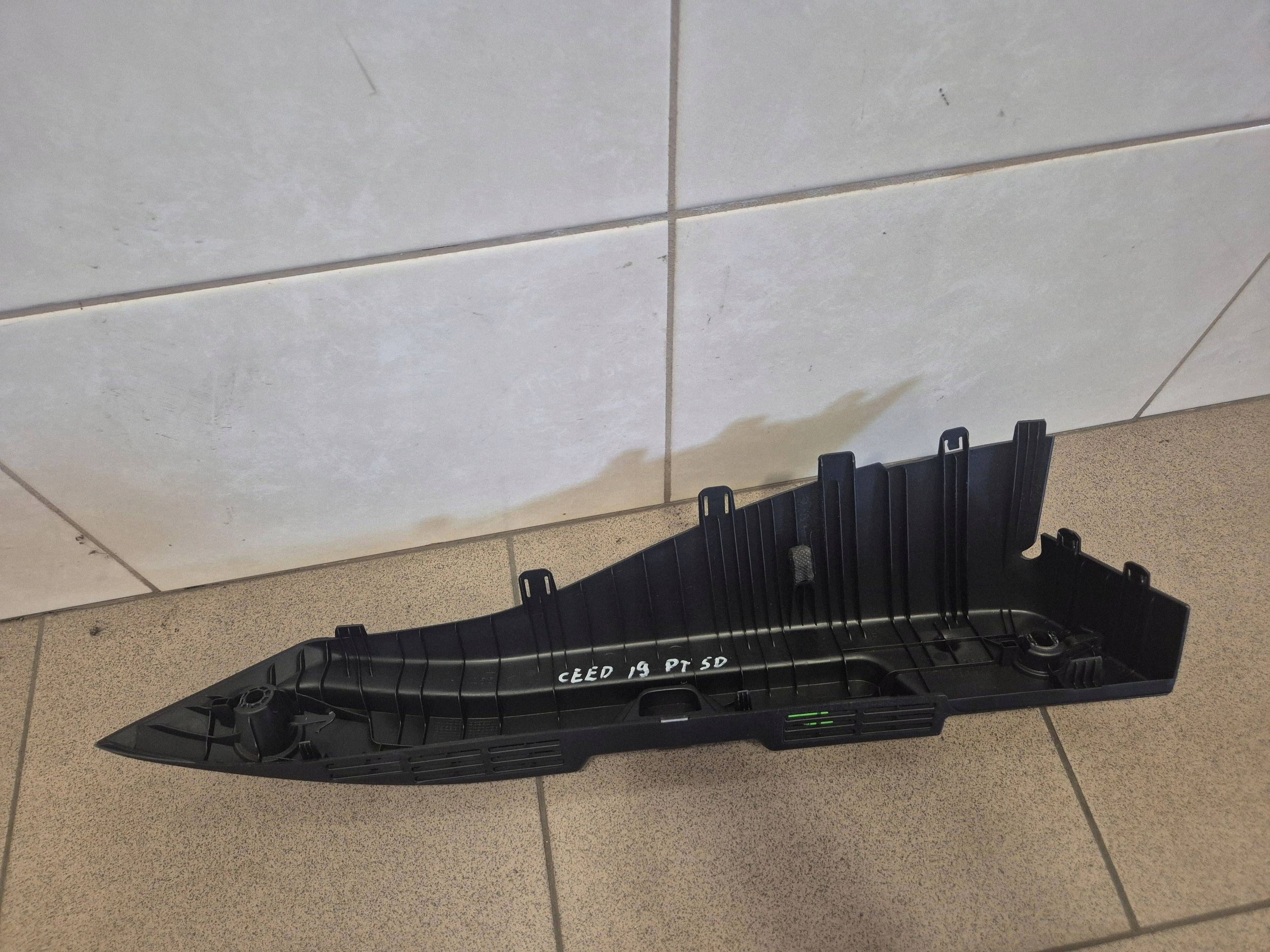 Peça acabamento Kia Cee'd JD OEM 85921J7000 - Usado image 3