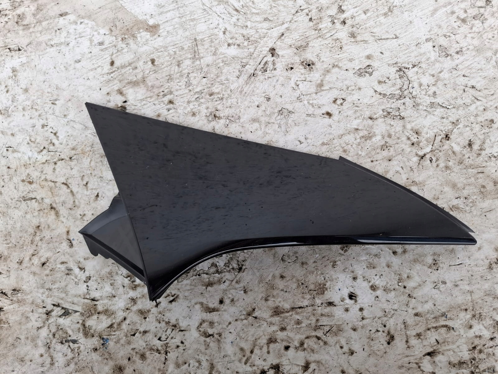 VW Tavaratilan kansi viimeistely OEM 11A827940D - Käytetty