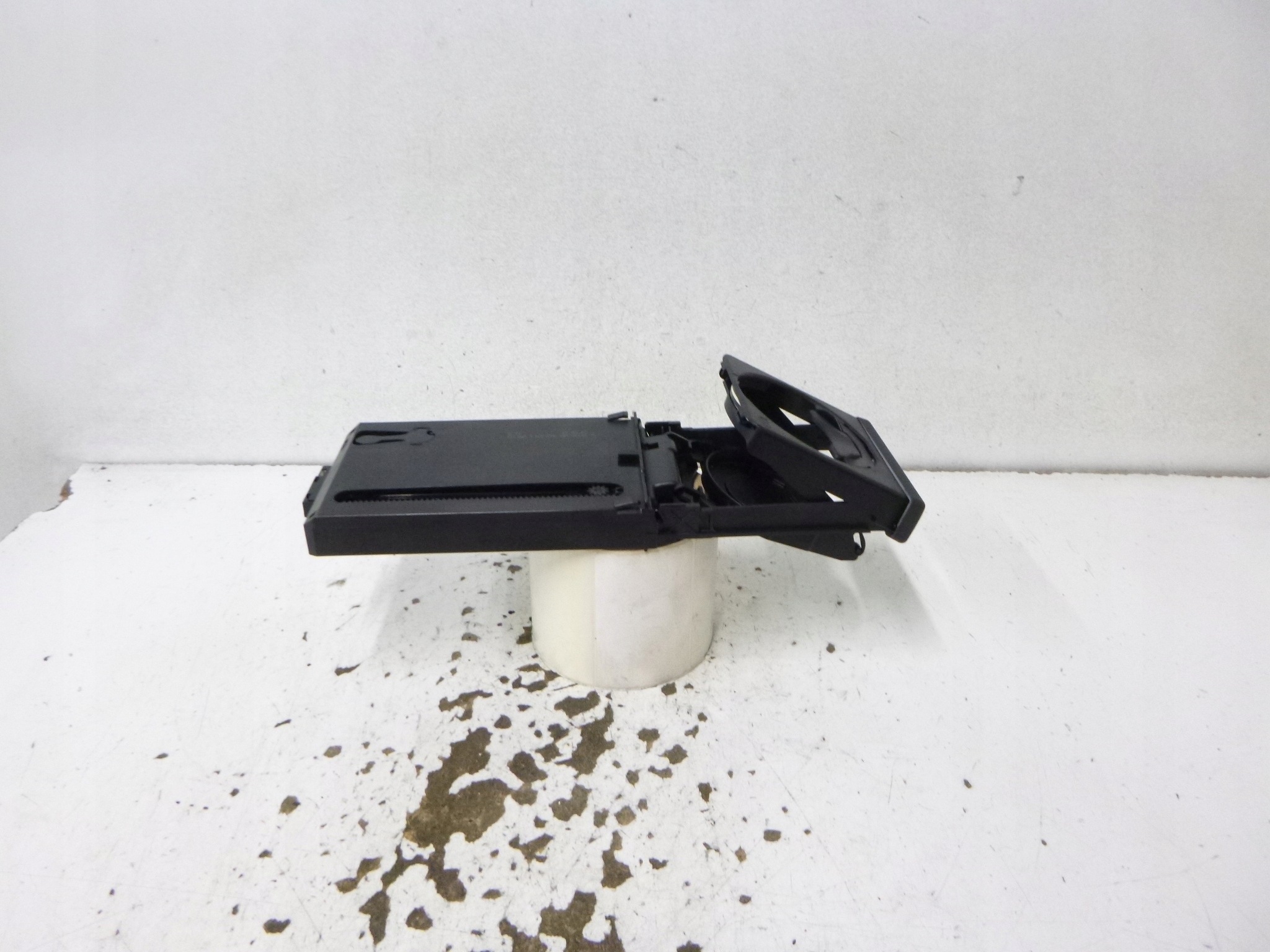 Porta-copos Audi A4 B7 OEM 8E1862534L - Usado image 4